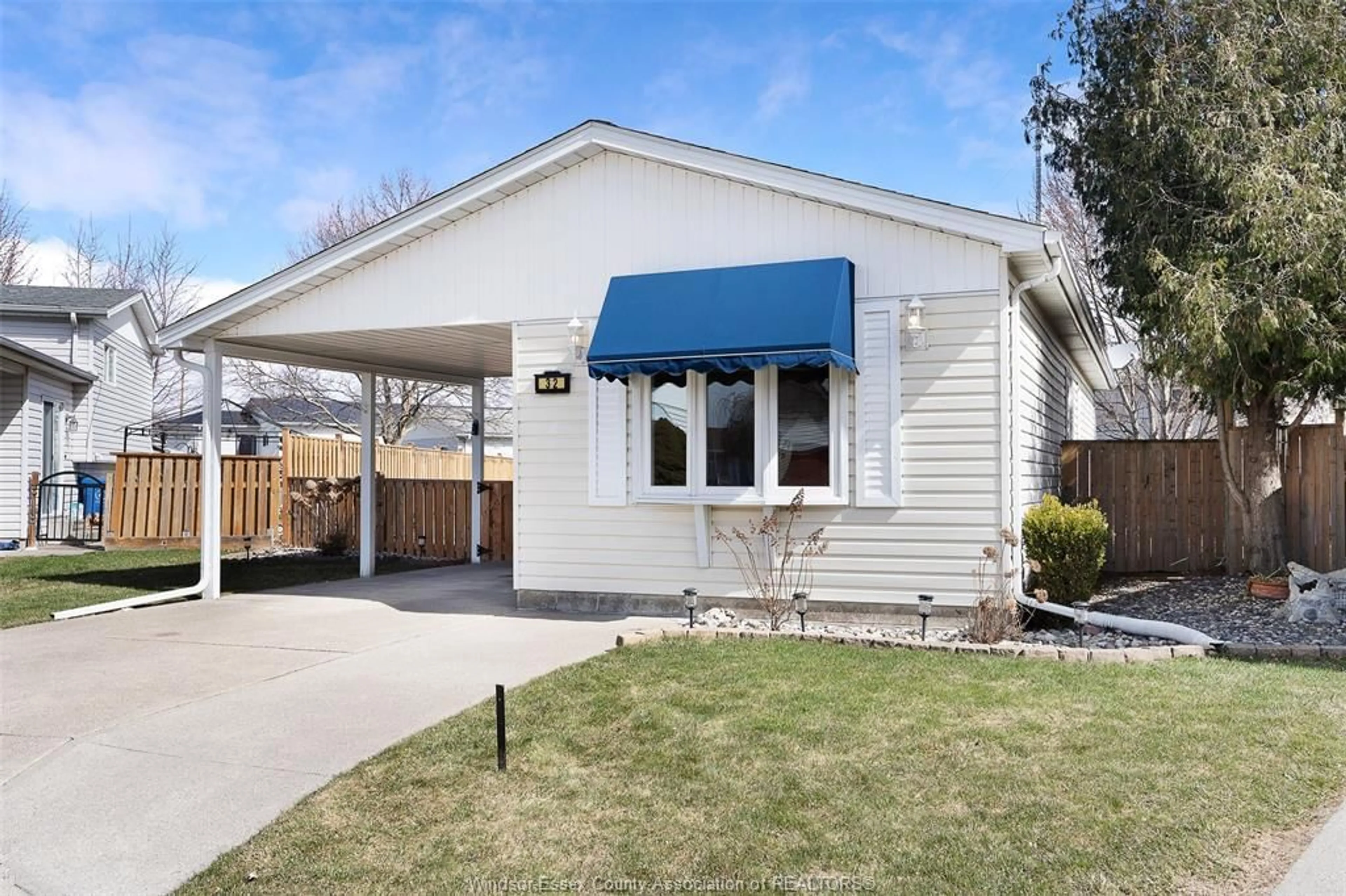 Home with vinyl exterior material, street for 32 Chestnut, McGregor Ontario N0R 1J0