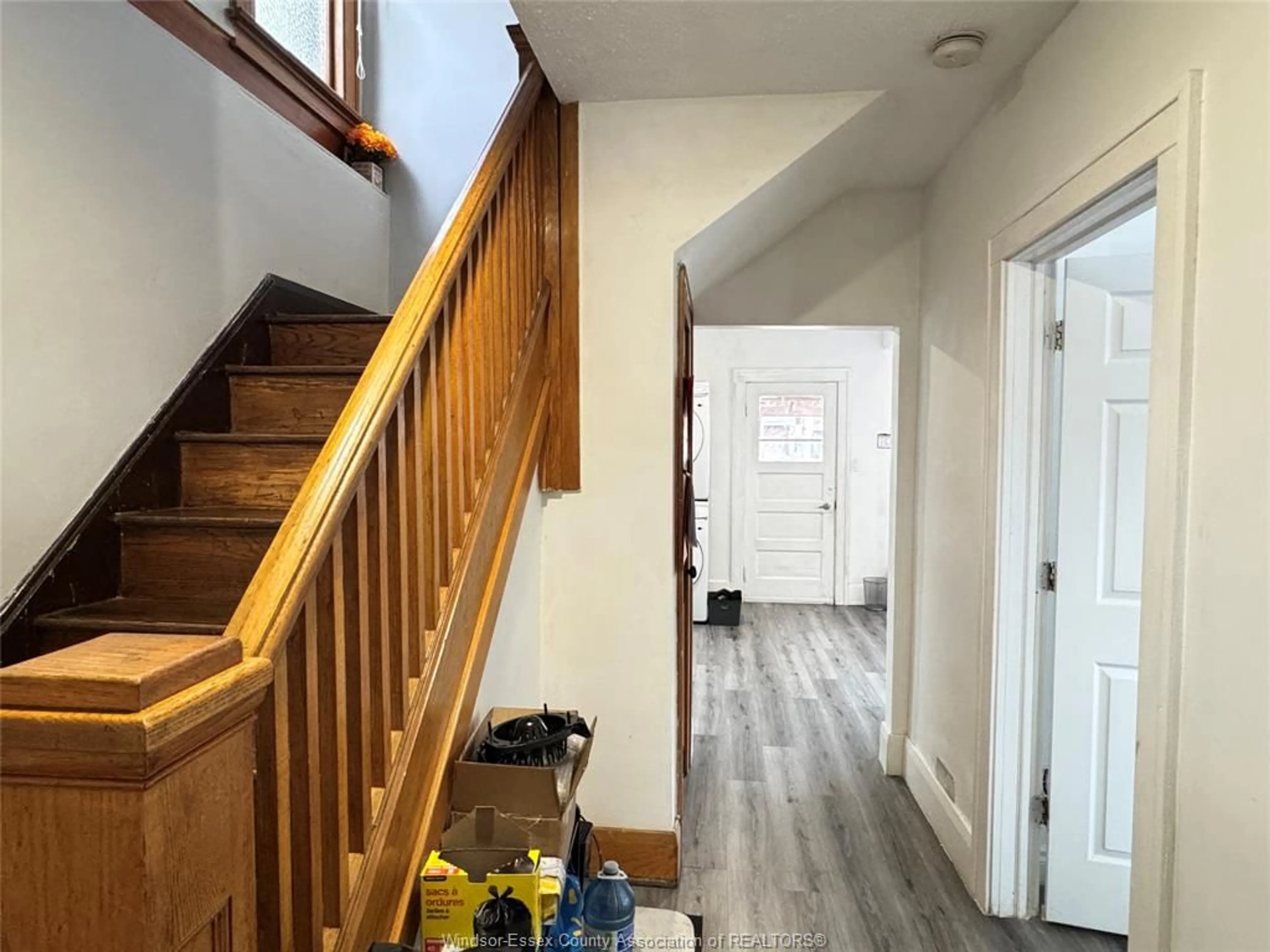 Unknown for 658 Rankin Ave, Windsor Ontario N9B 2R9