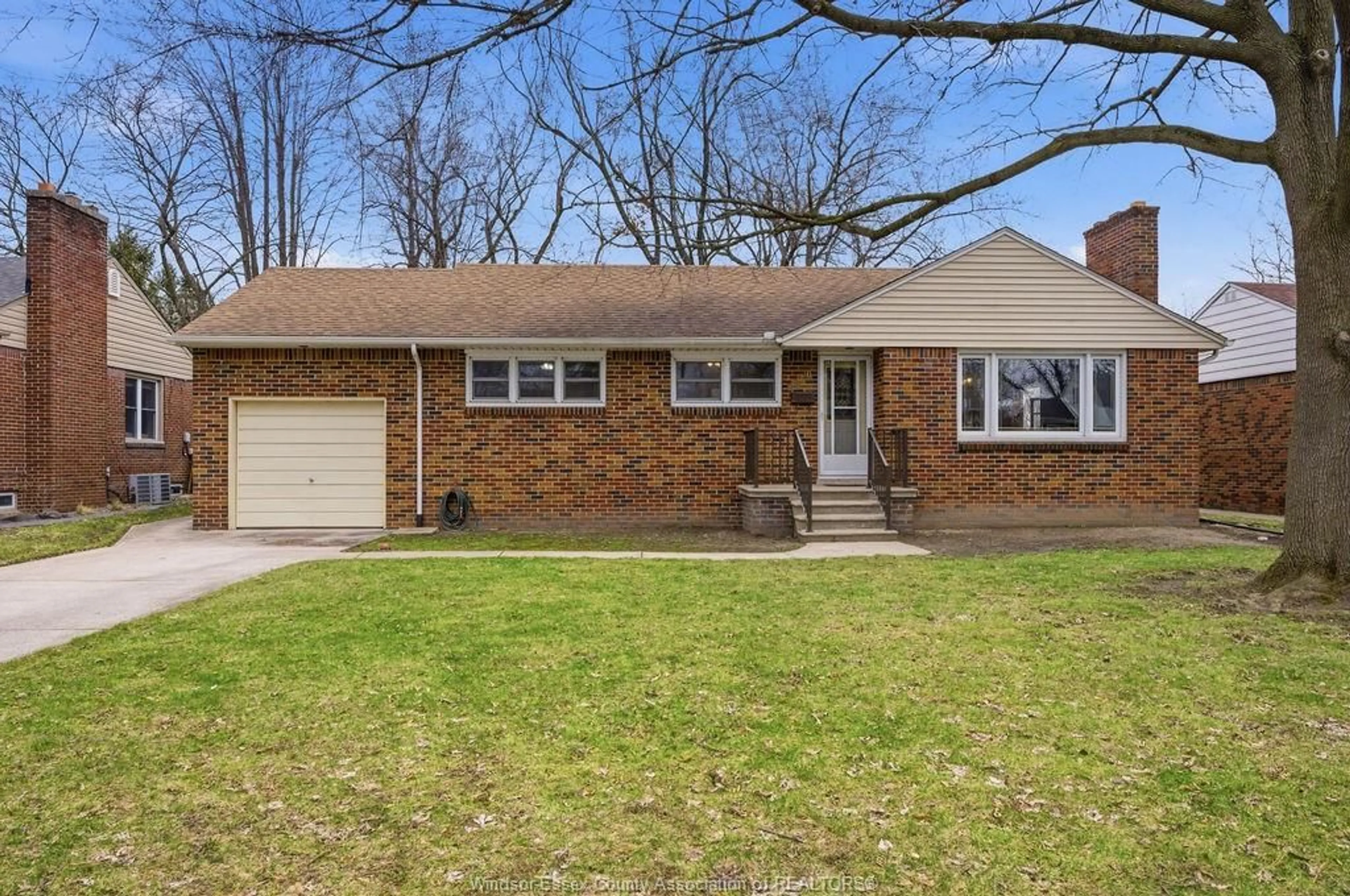 Home with vinyl exterior material, street for 2550 VIRGINIA PARK, Windsor Ontario N9E 2B4