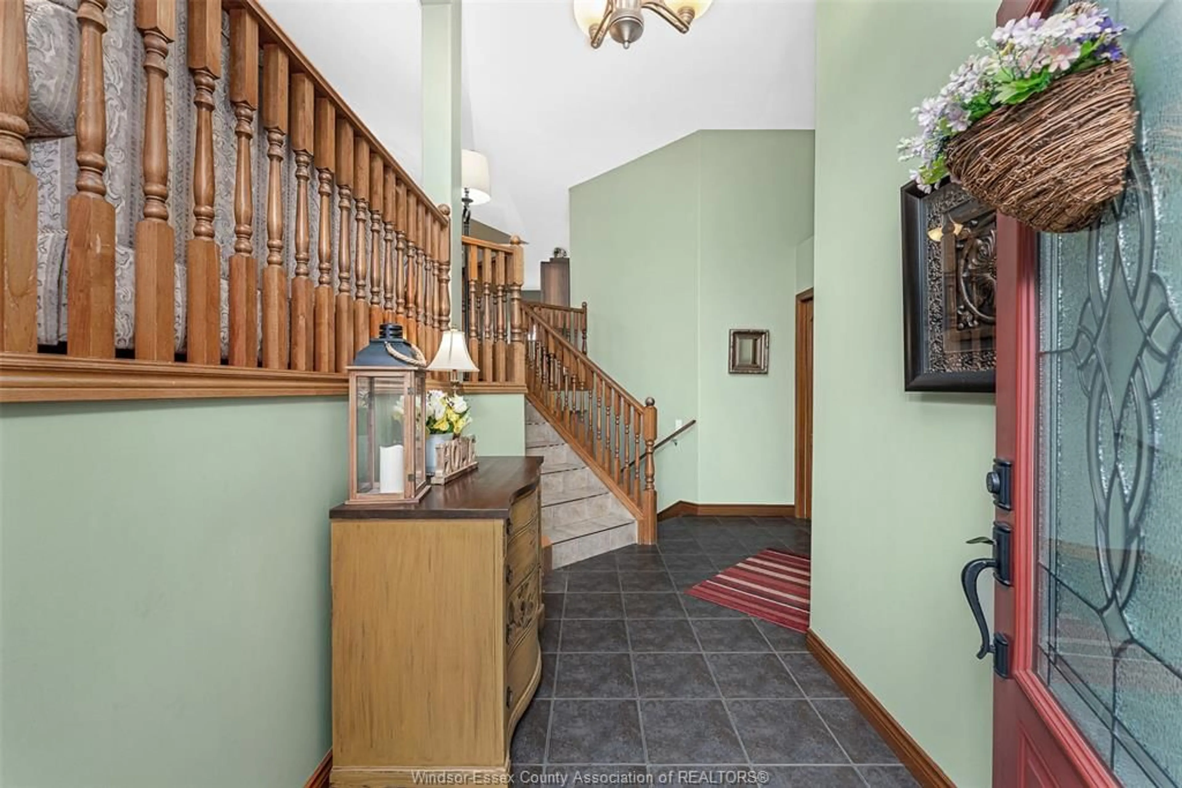 Indoor foyer for 43 OXFORD Cres, Amherstburg Ontario N9V 4E5