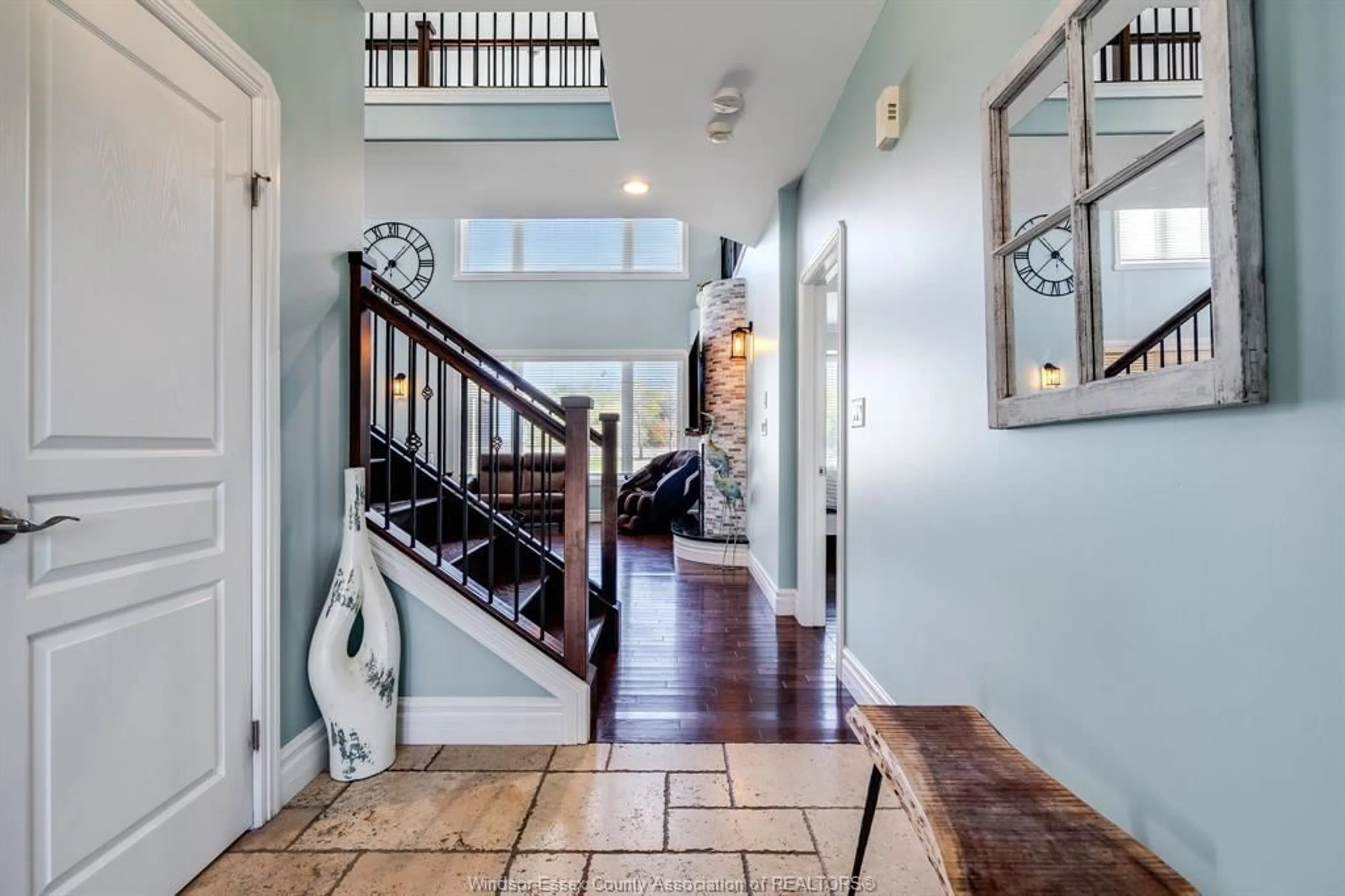 Indoor entryway for 7 Mettawas Lane, Kingsville Ontario N9Y 0A2