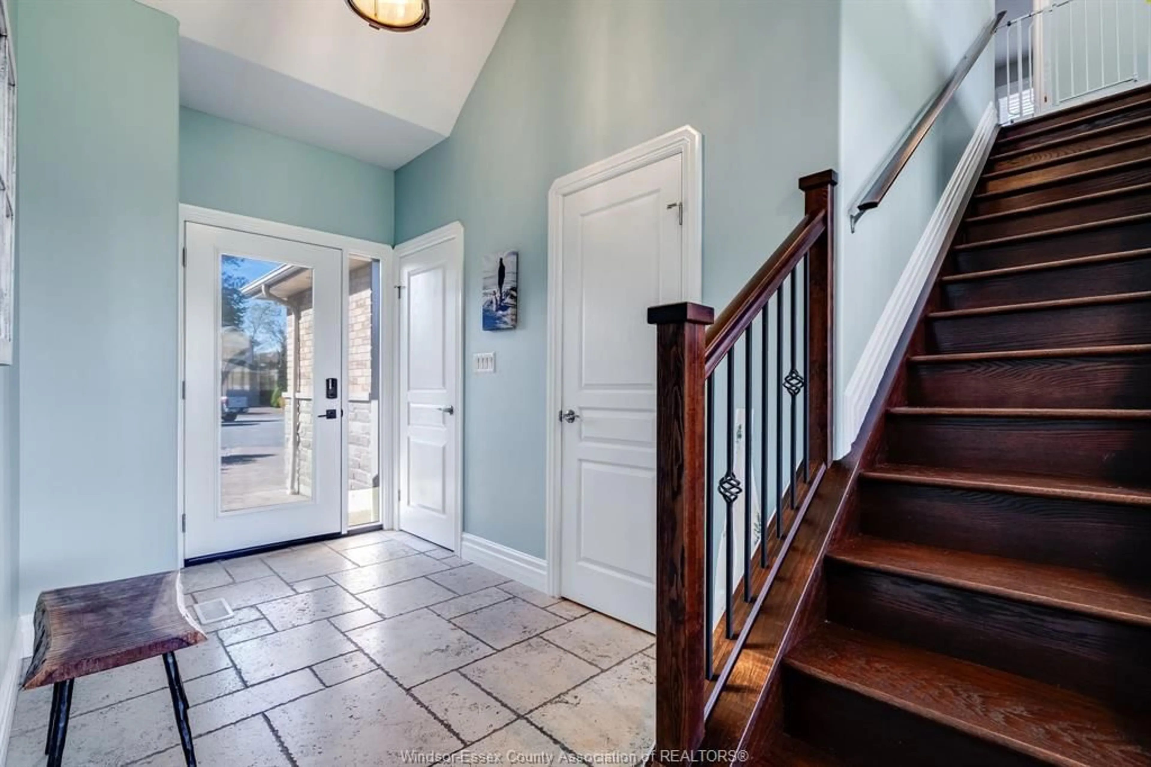 Indoor entryway for 7 Mettawas Lane, Kingsville Ontario N9Y 0A2