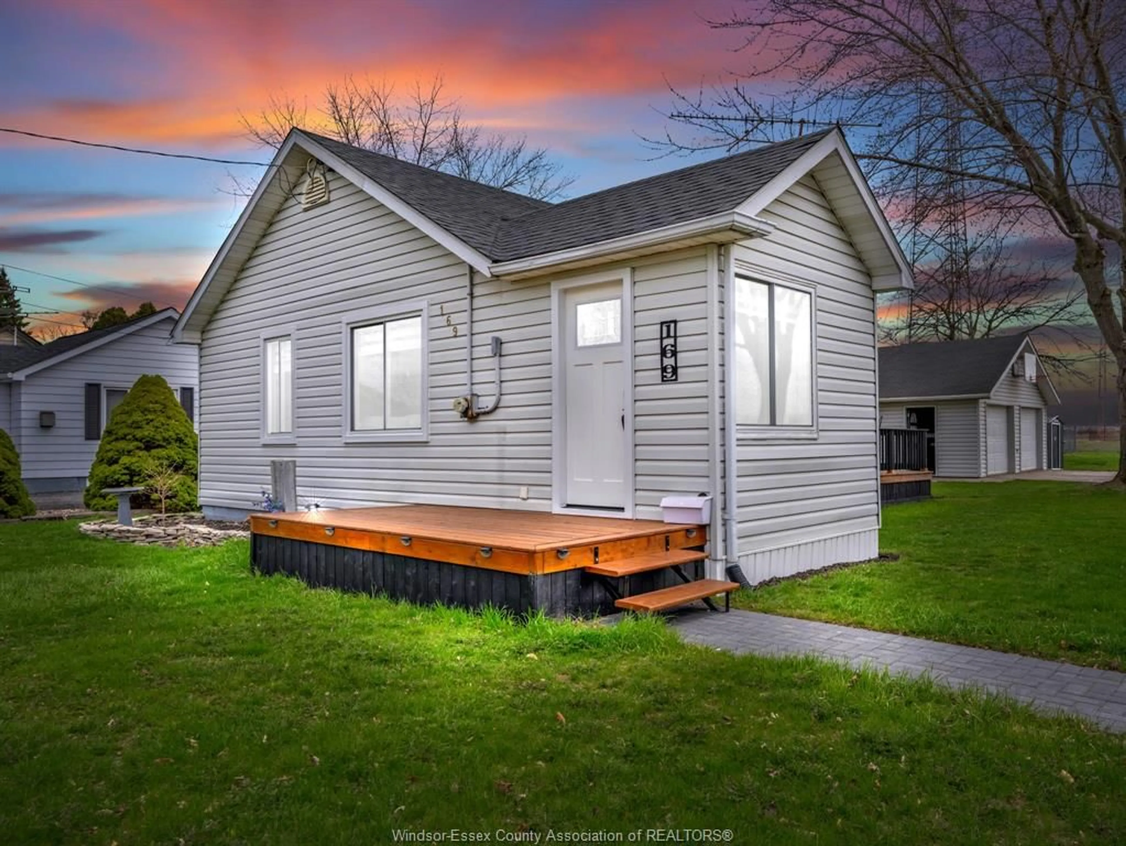 Home with vinyl exterior material, building for 169 Girard, Amherstburg Ontario N9V 2X2