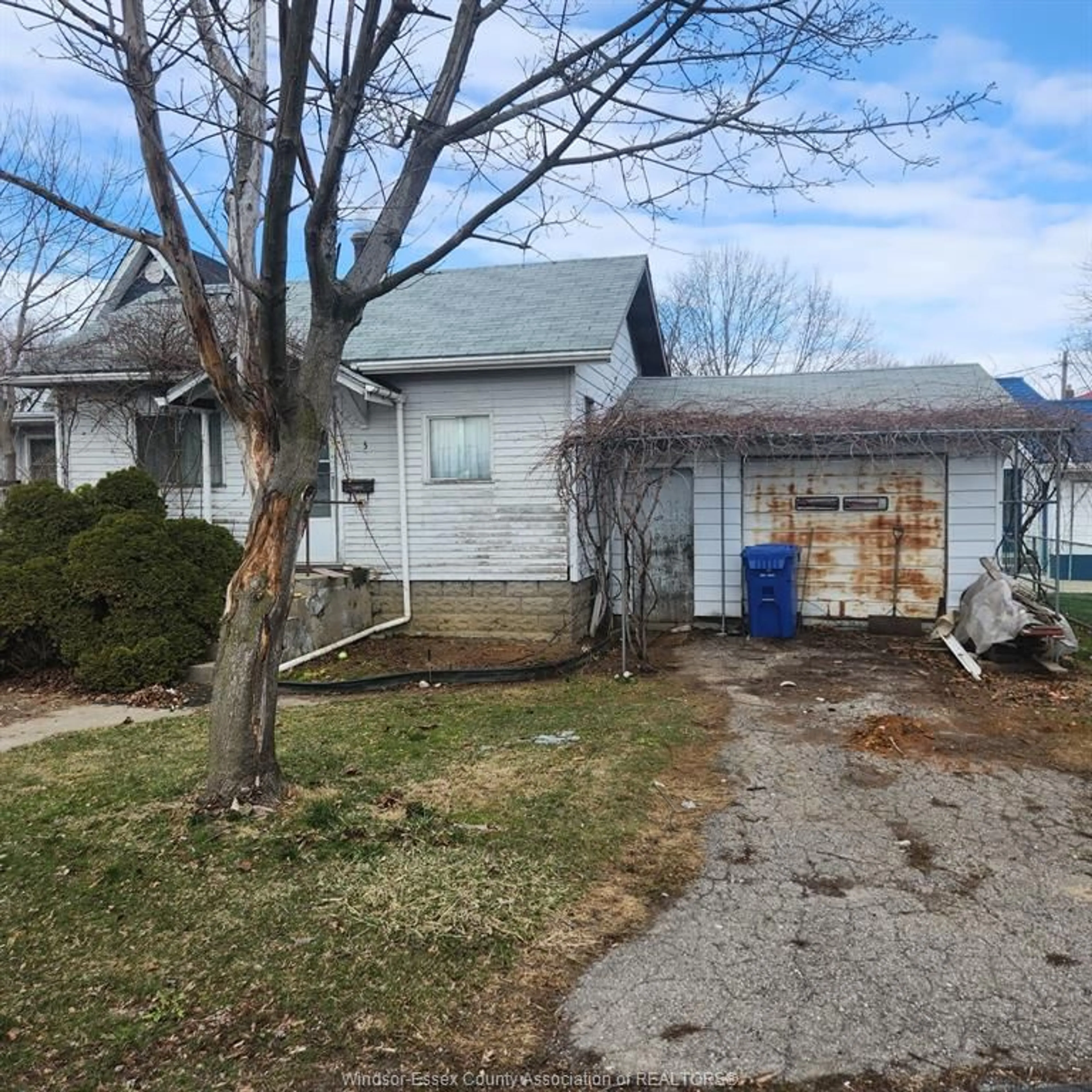 A pic from outside/outdoor area/front of a property/back of a property/a pic from drone, street for 5 Howard St, Leamington Ontario N8H 1G4