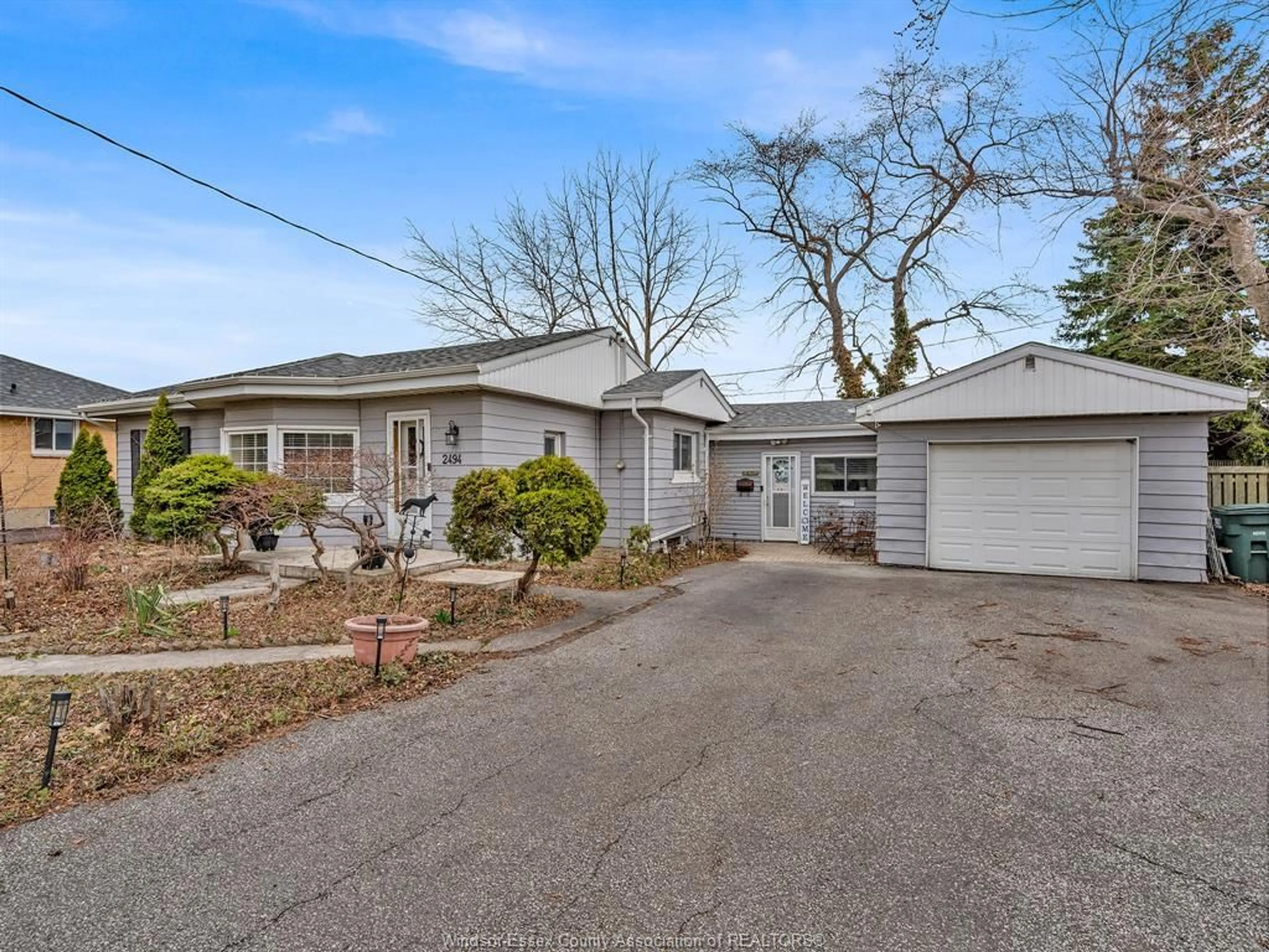 A pic from outside/outdoor area/front of a property/back of a property/a pic from drone, street for 2494 LLOYD GEORGE, Windsor Ontario N8T 2T4