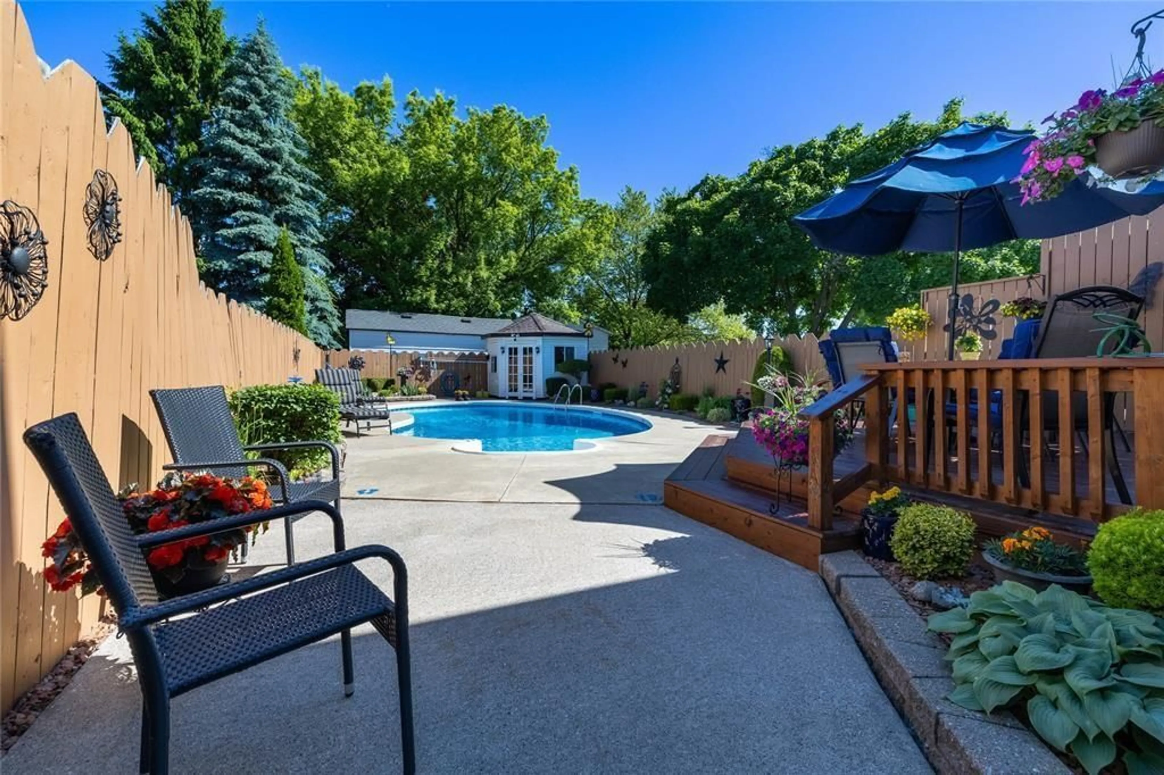 Patio, water/lake/river/ocean view for 1103 CARDIFF Crt, Sarnia Ontario N7S 4B6