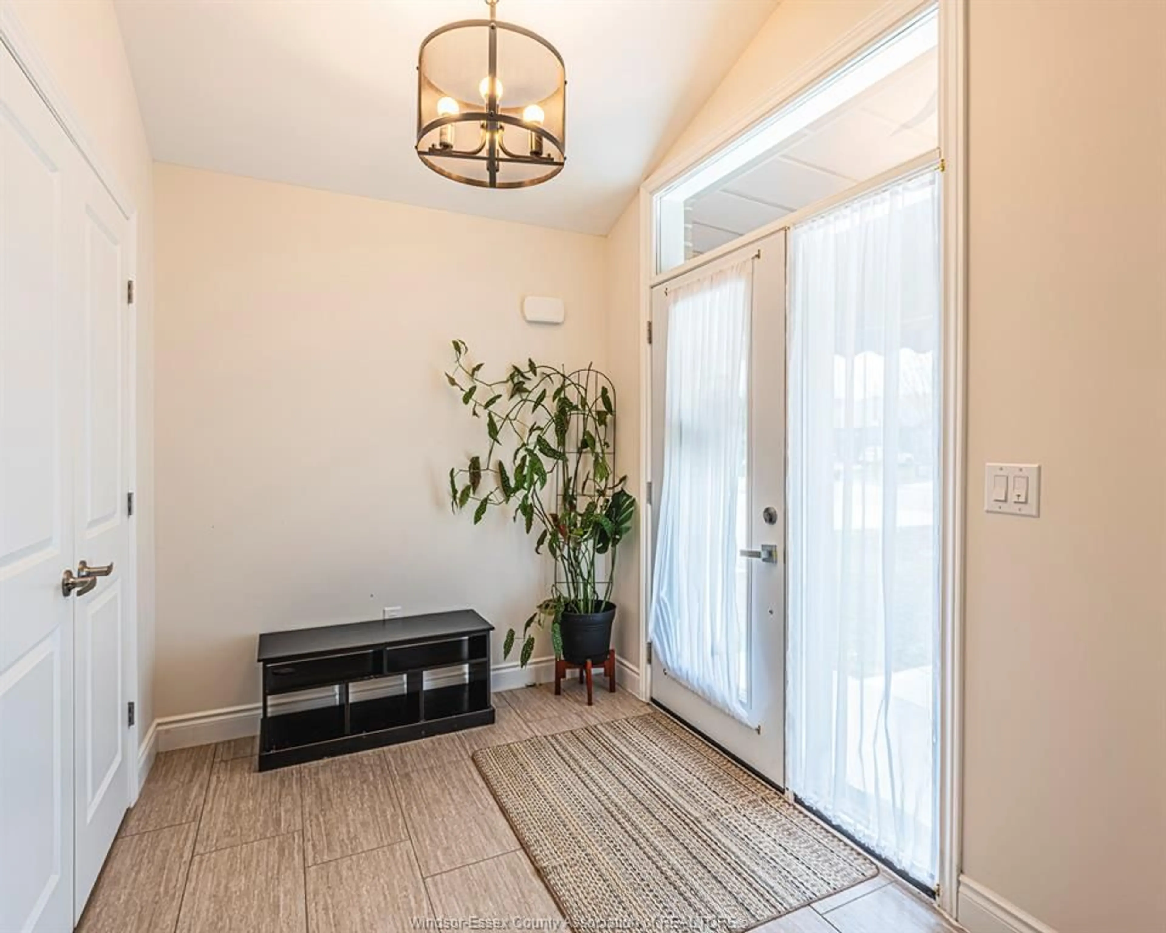 Indoor entryway for 2554 OLIVE, Windsor Ontario N8T 0B1