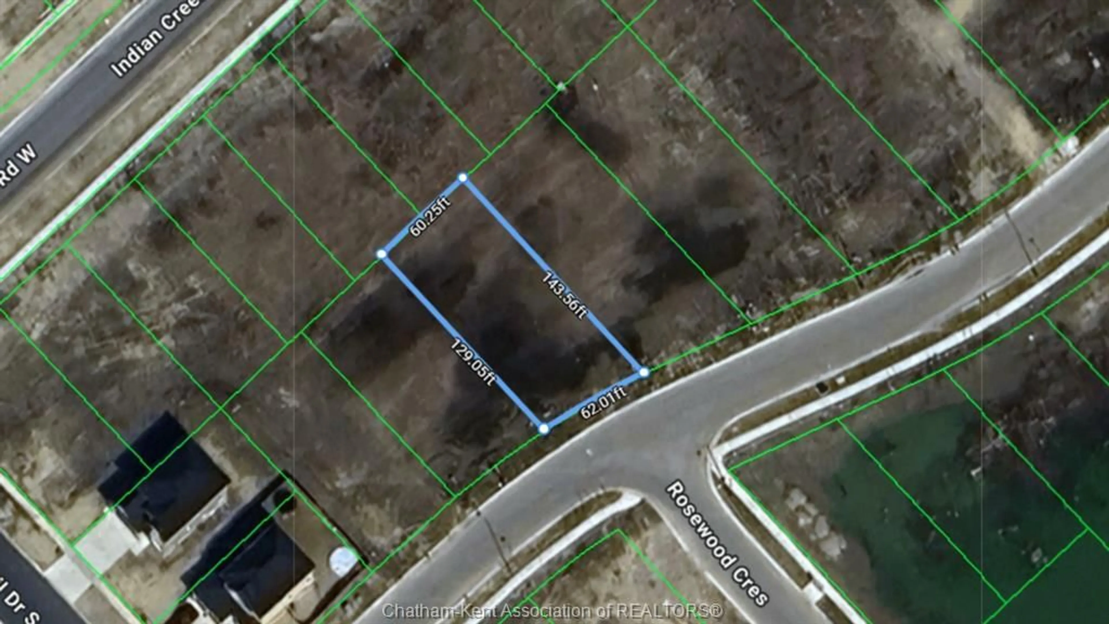 A pic from outside/outdoor area/front of a property/back of a property/a pic from drone, building for 19 Rosewood Cres, Chatham Ontario N7M 0V4