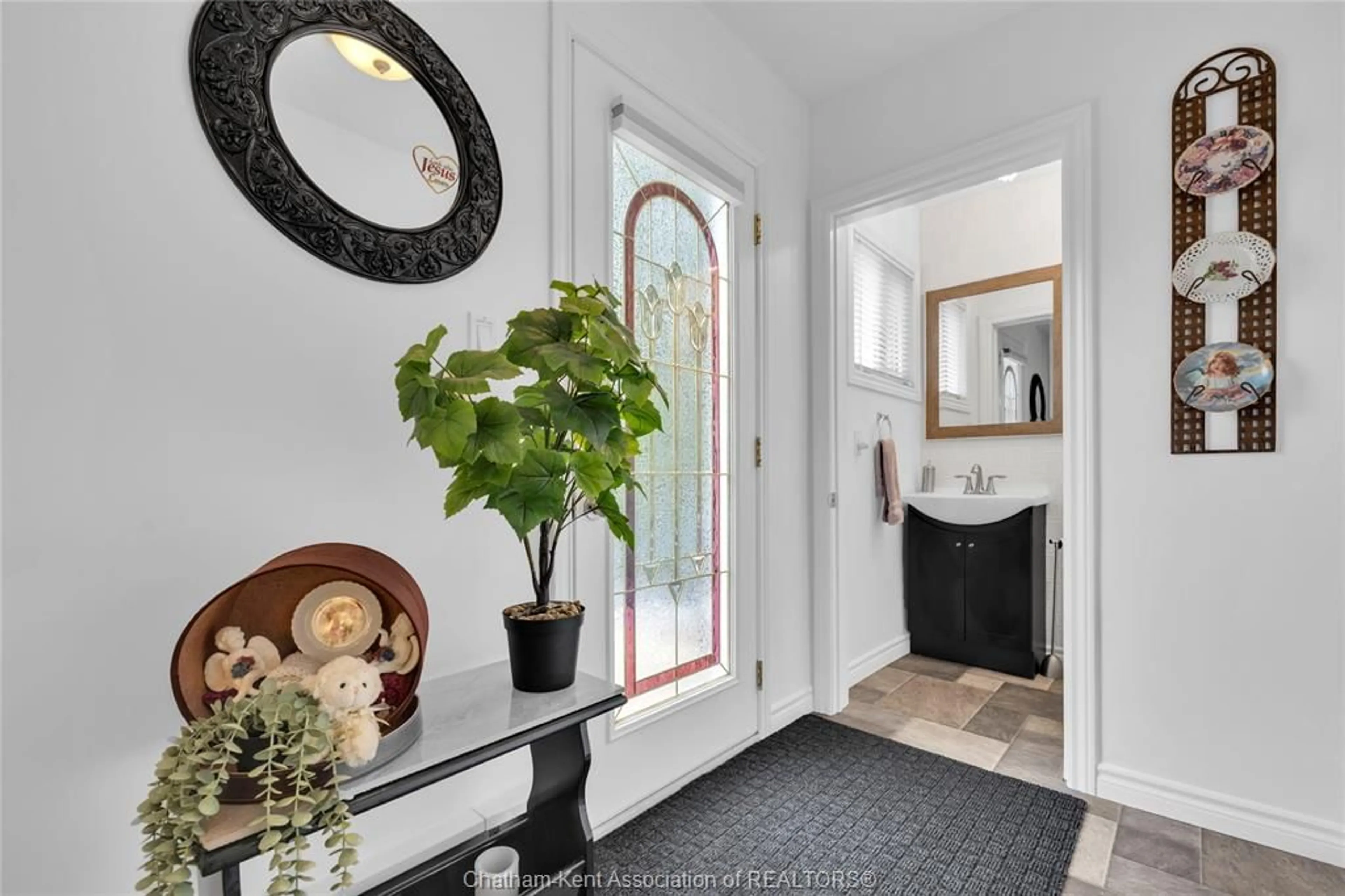 Indoor entryway for 5 Phyllis Ave, Chatham Ontario N7M 3B8