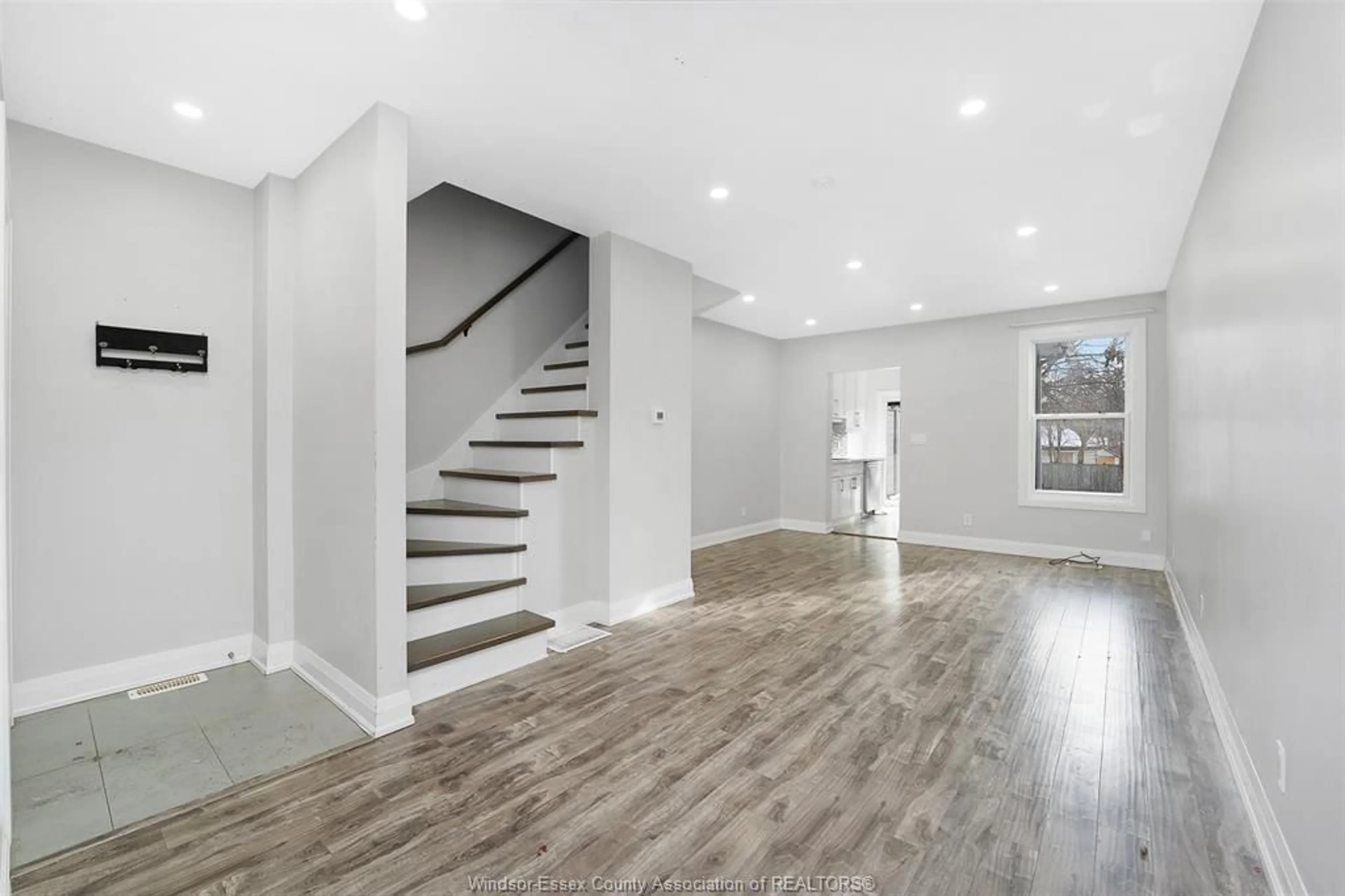 Unknown for 1657 MARTINDALE, Windsor Ontario N9B 1G7