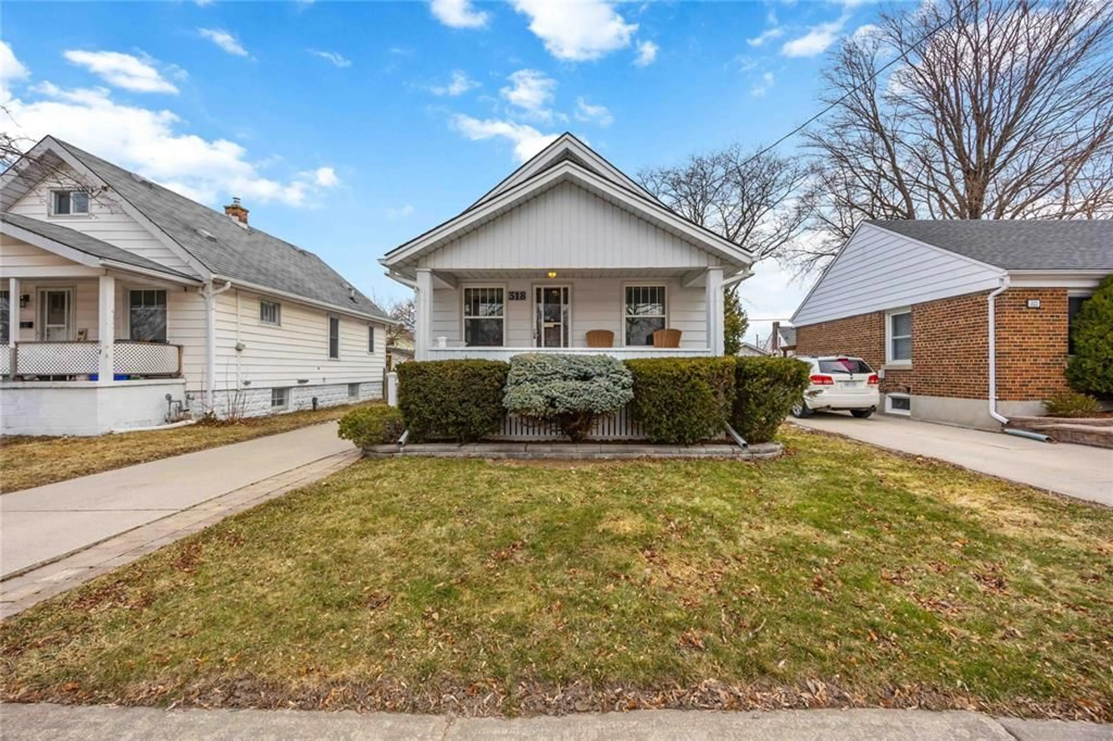 Home with vinyl exterior material, street for 318 Cobden St, Sarnia Ontario N7T 4A3