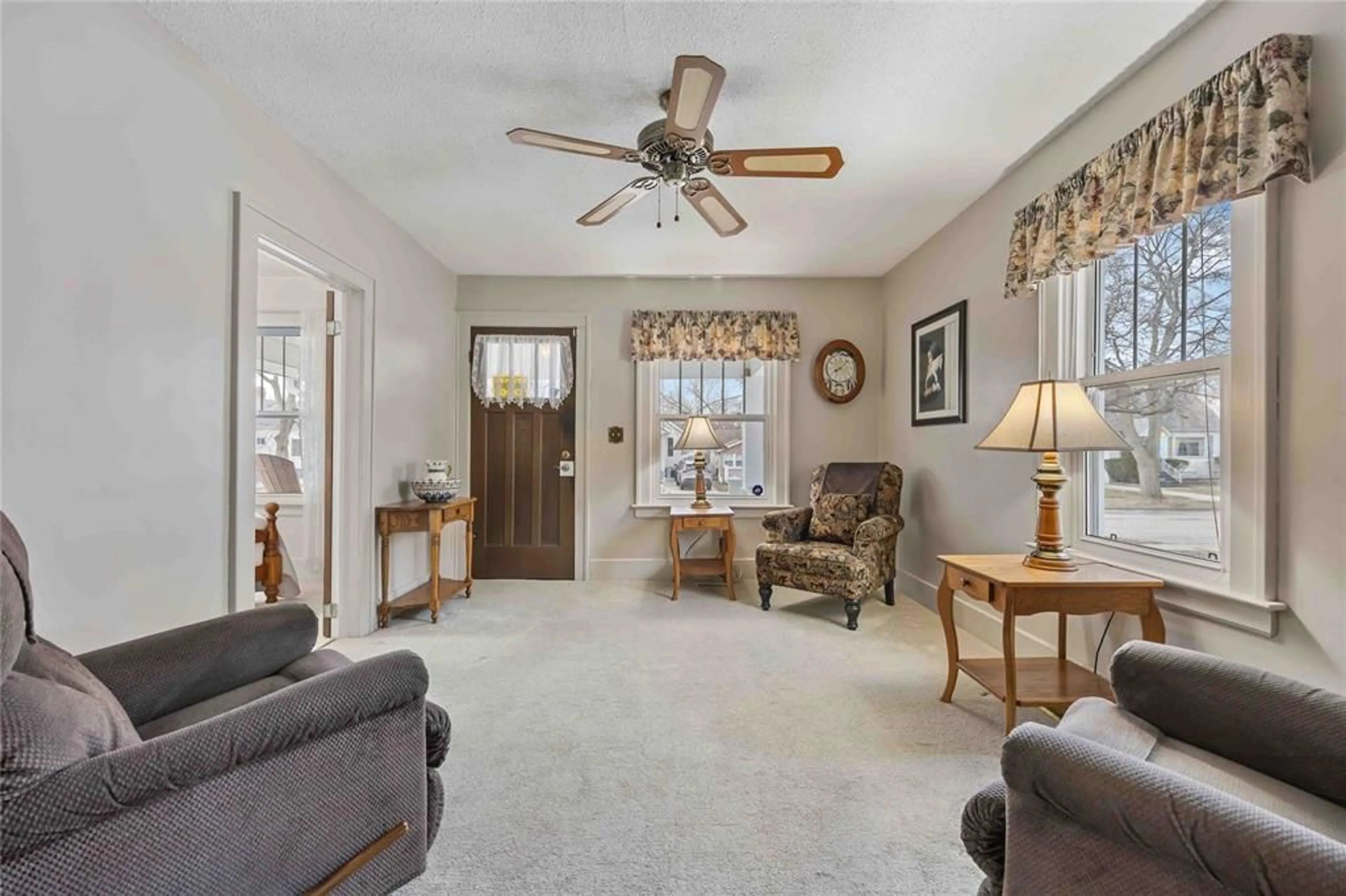 Living room with furniture, unknown for 318 Cobden St, Sarnia Ontario N7T 4A3