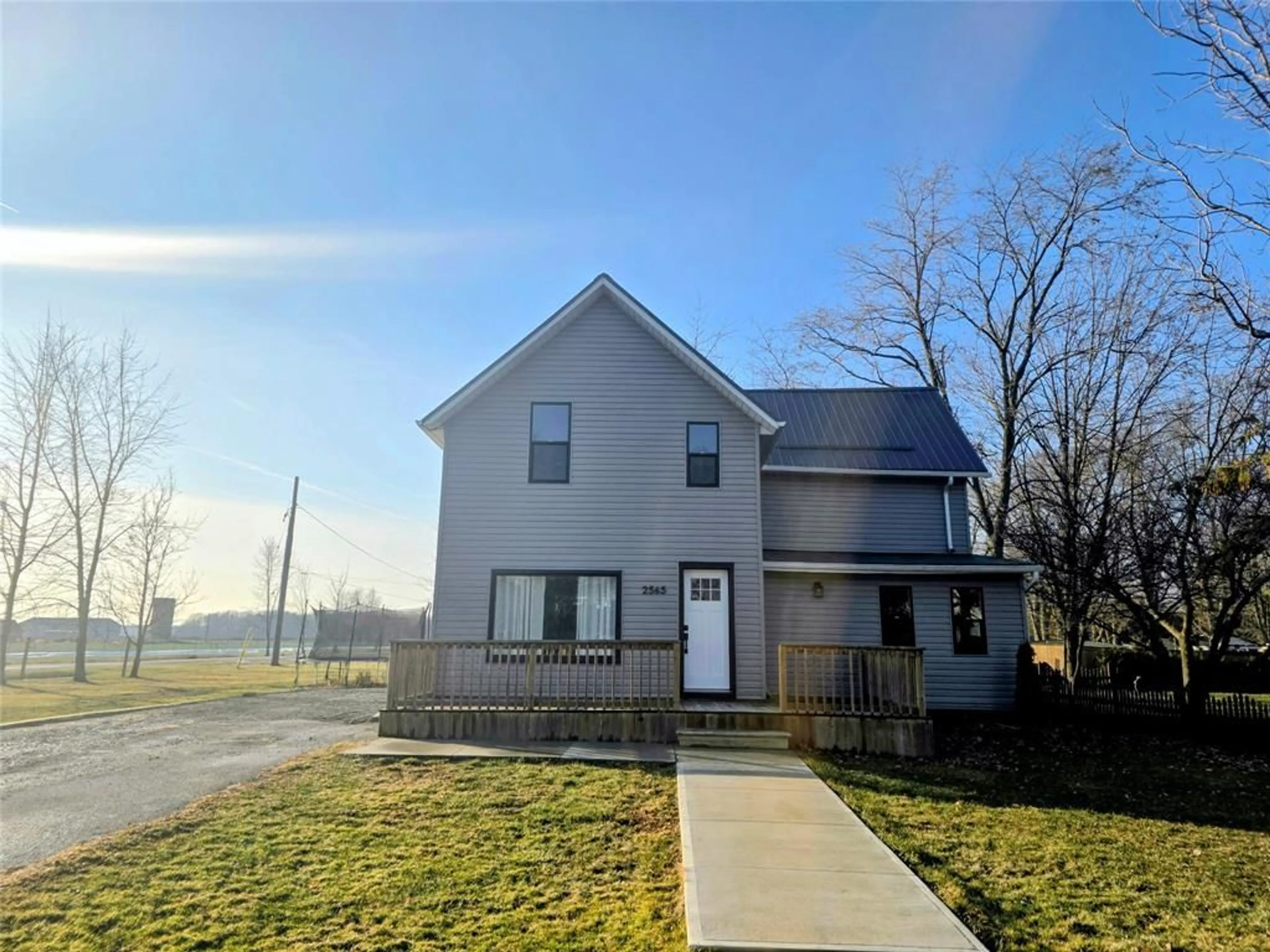 A pic from outside/outdoor area/front of a property/back of a property/a pic from drone, building for 2565 ELIZABETH St, Oil Springs Ontario N0N 1P0