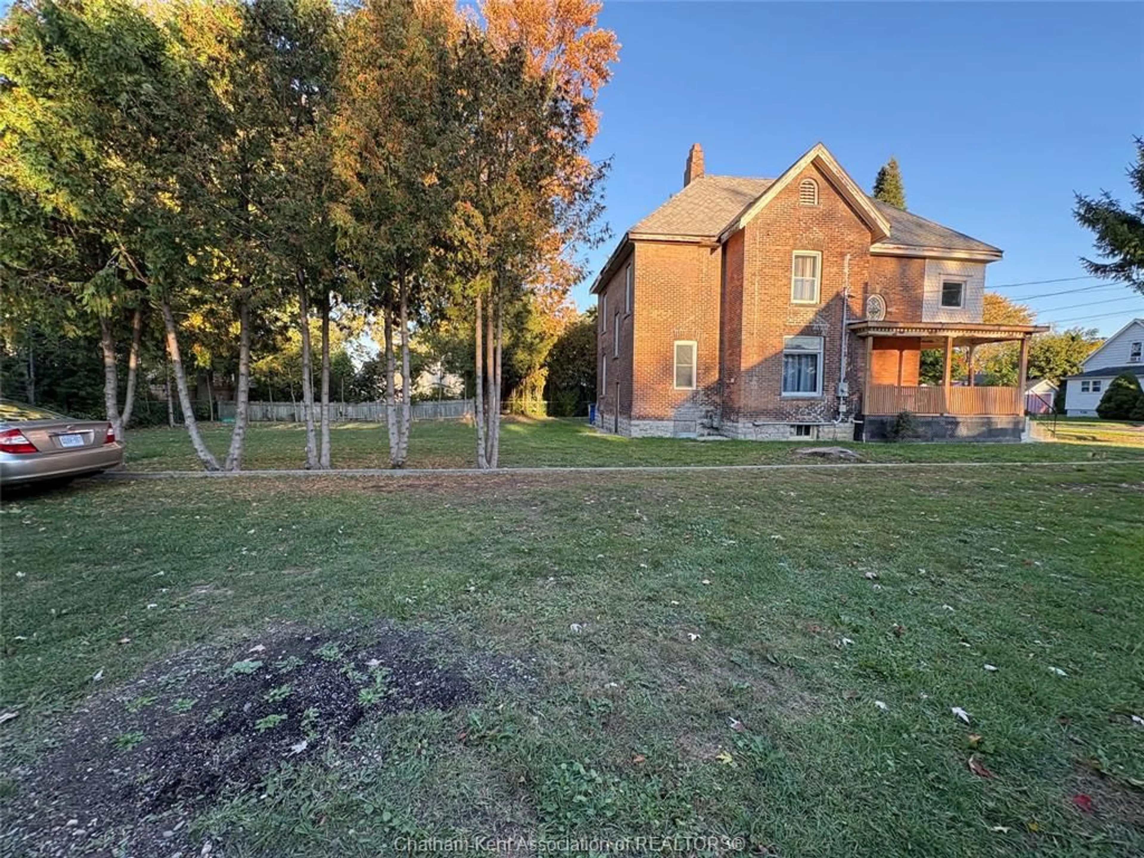 A pic from outside/outdoor area/front of a property/back of a property/a pic from drone, unknown for 27 & 31 Wade St, Chatham Ontario N7M 3T6