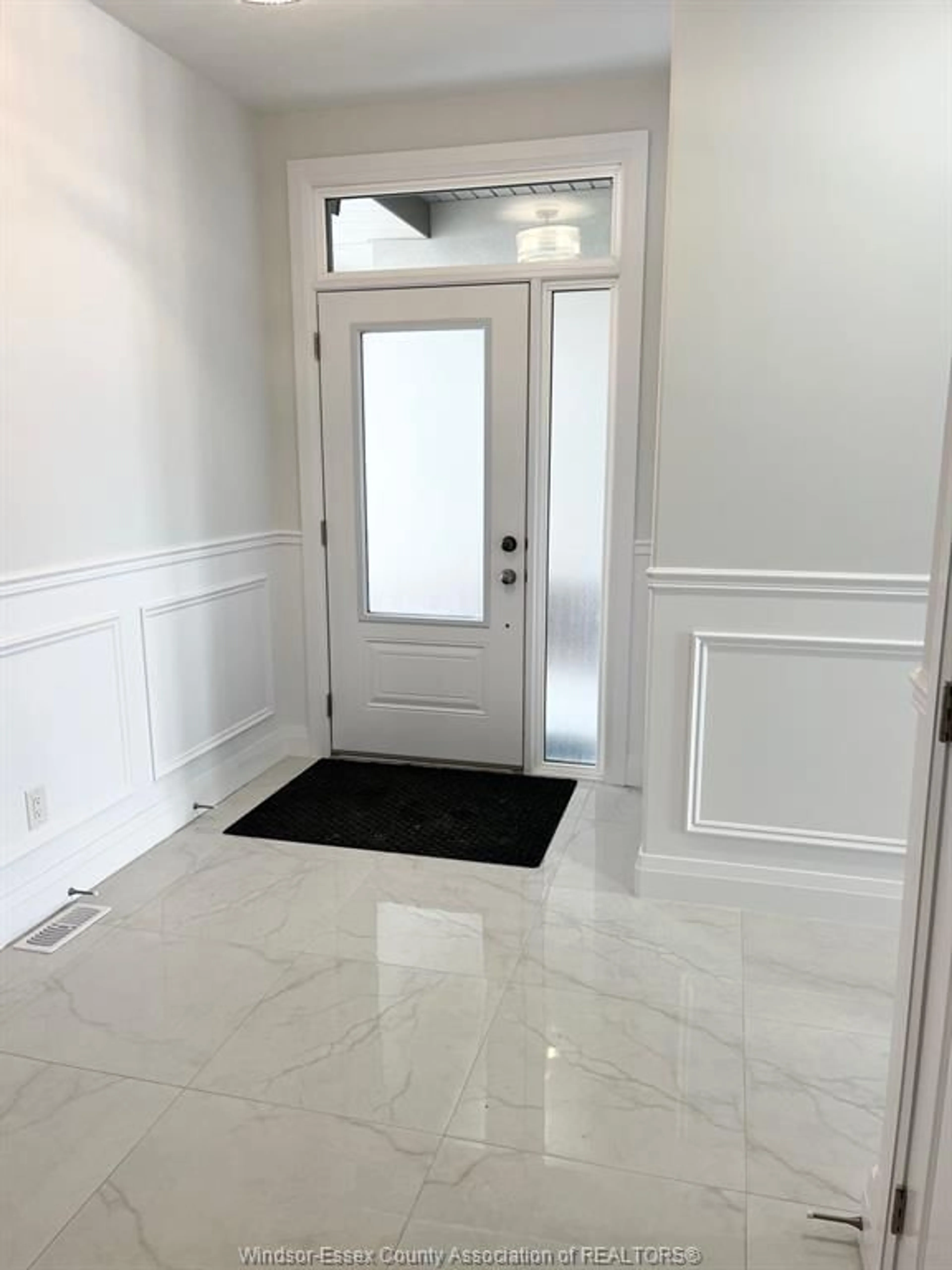 Indoor entryway for 5213 TALIA Trail, Tecumseh Ontario N0R 1K0