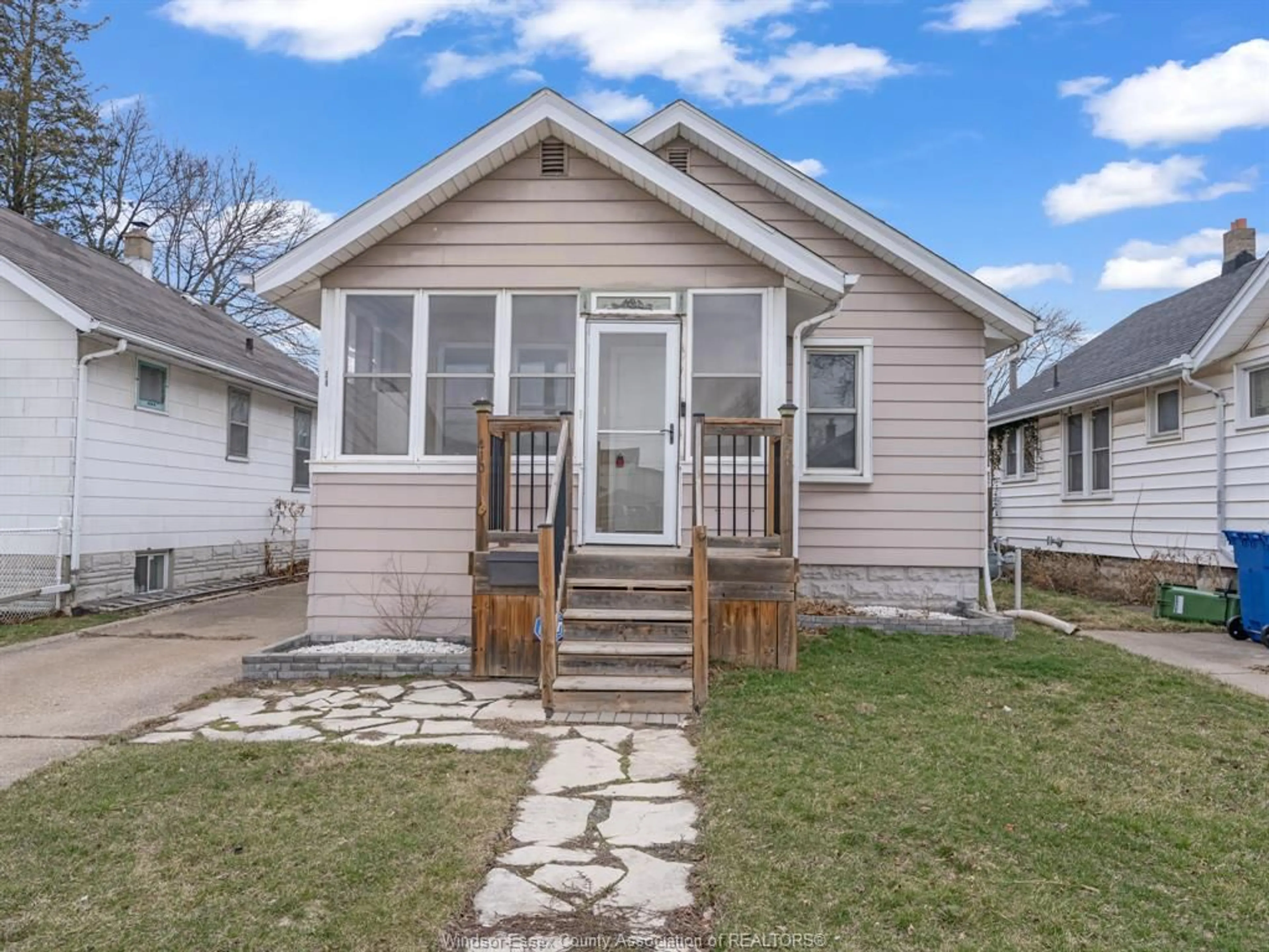 Home with vinyl exterior material, street for 410 FOCH Ave, Windsor Ontario N8X 2W1