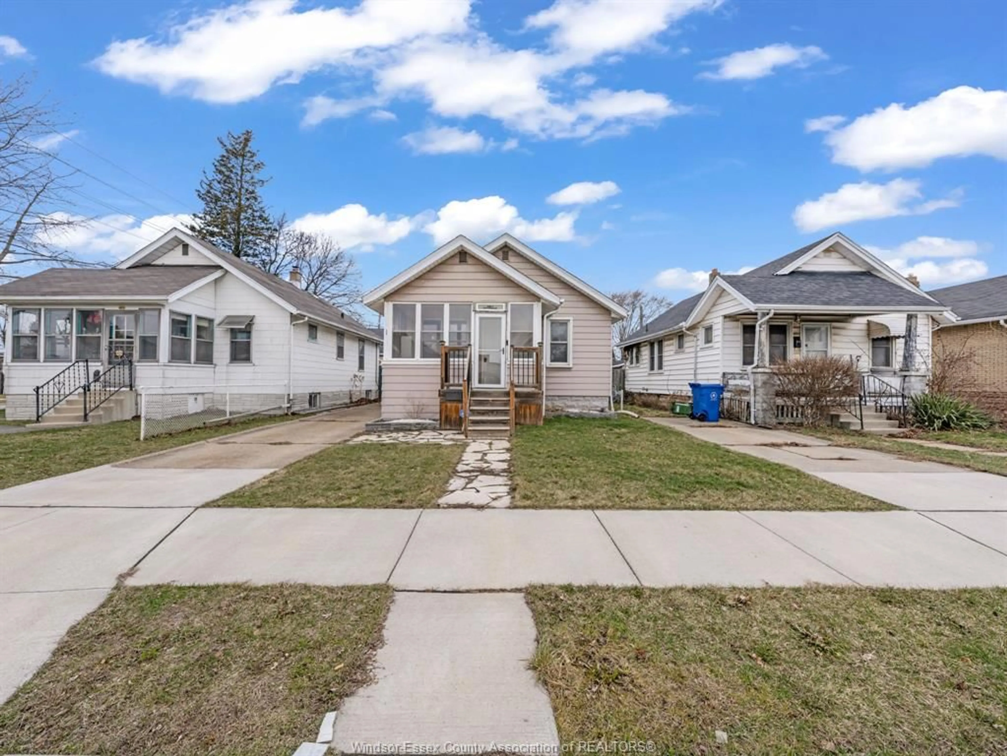 A pic from outside/outdoor area/front of a property/back of a property/a pic from drone, street for 410 FOCH Ave, Windsor Ontario N8X 2W1