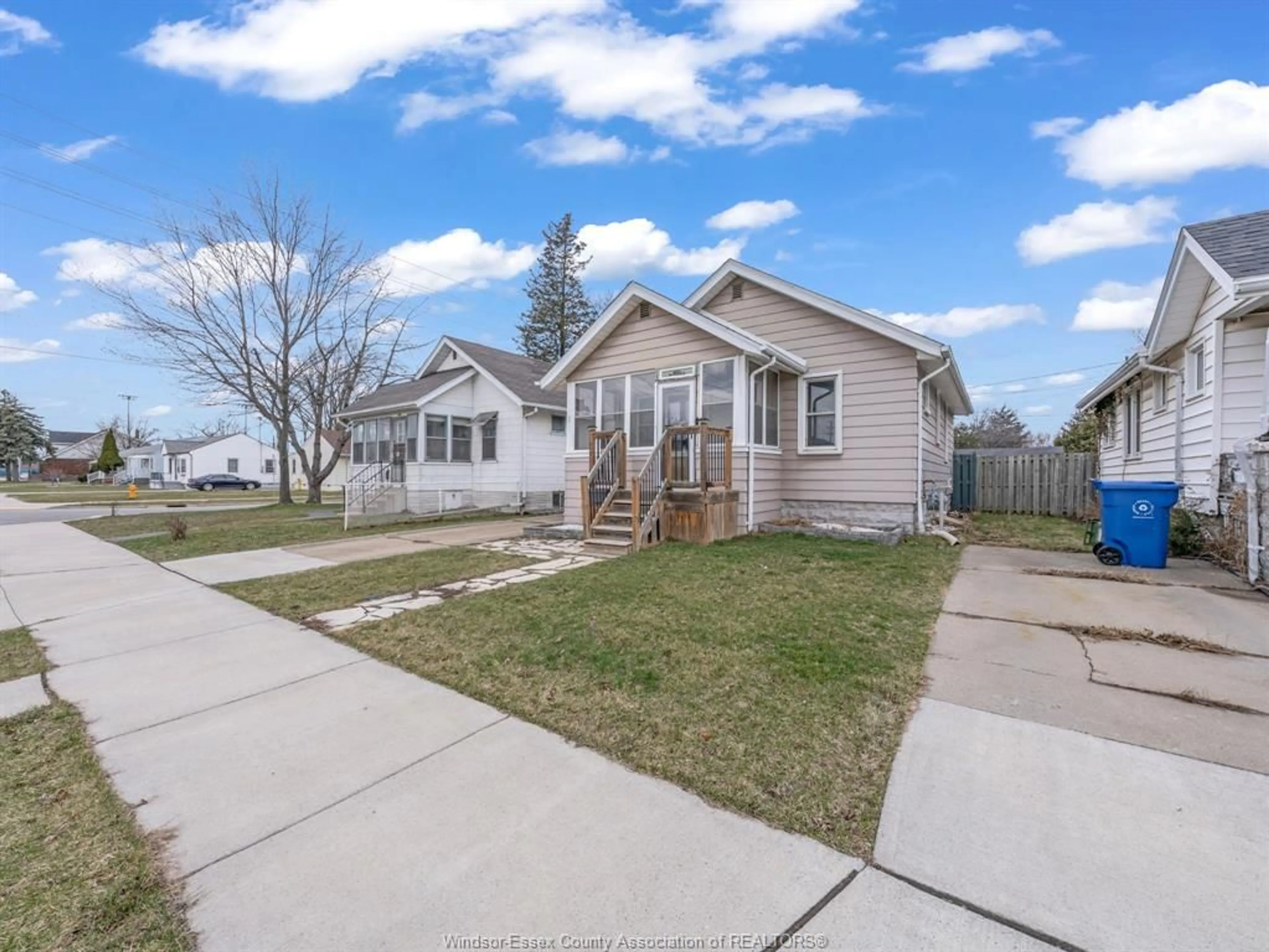 Home with vinyl exterior material, street for 410 FOCH Ave, Windsor Ontario N8X 2W1