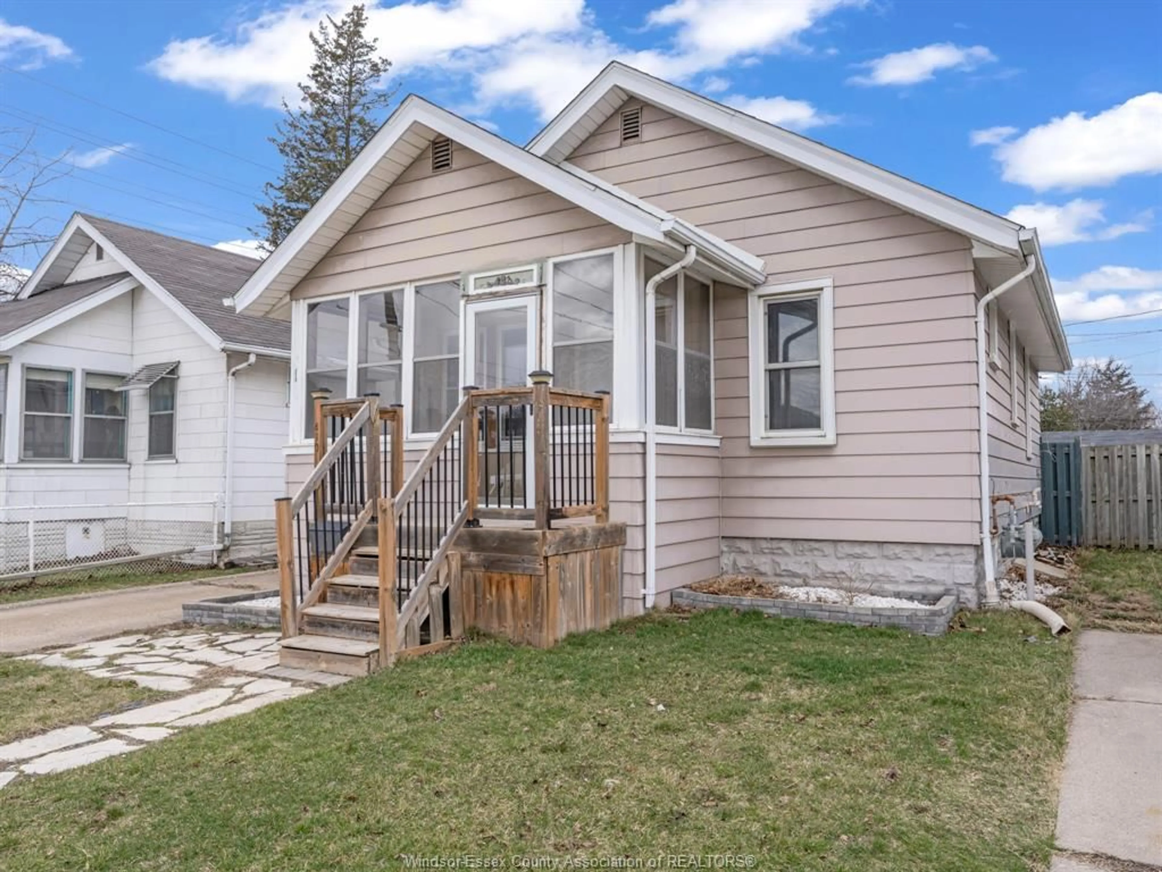 Home with vinyl exterior material, street for 410 FOCH Ave, Windsor Ontario N8X 2W1