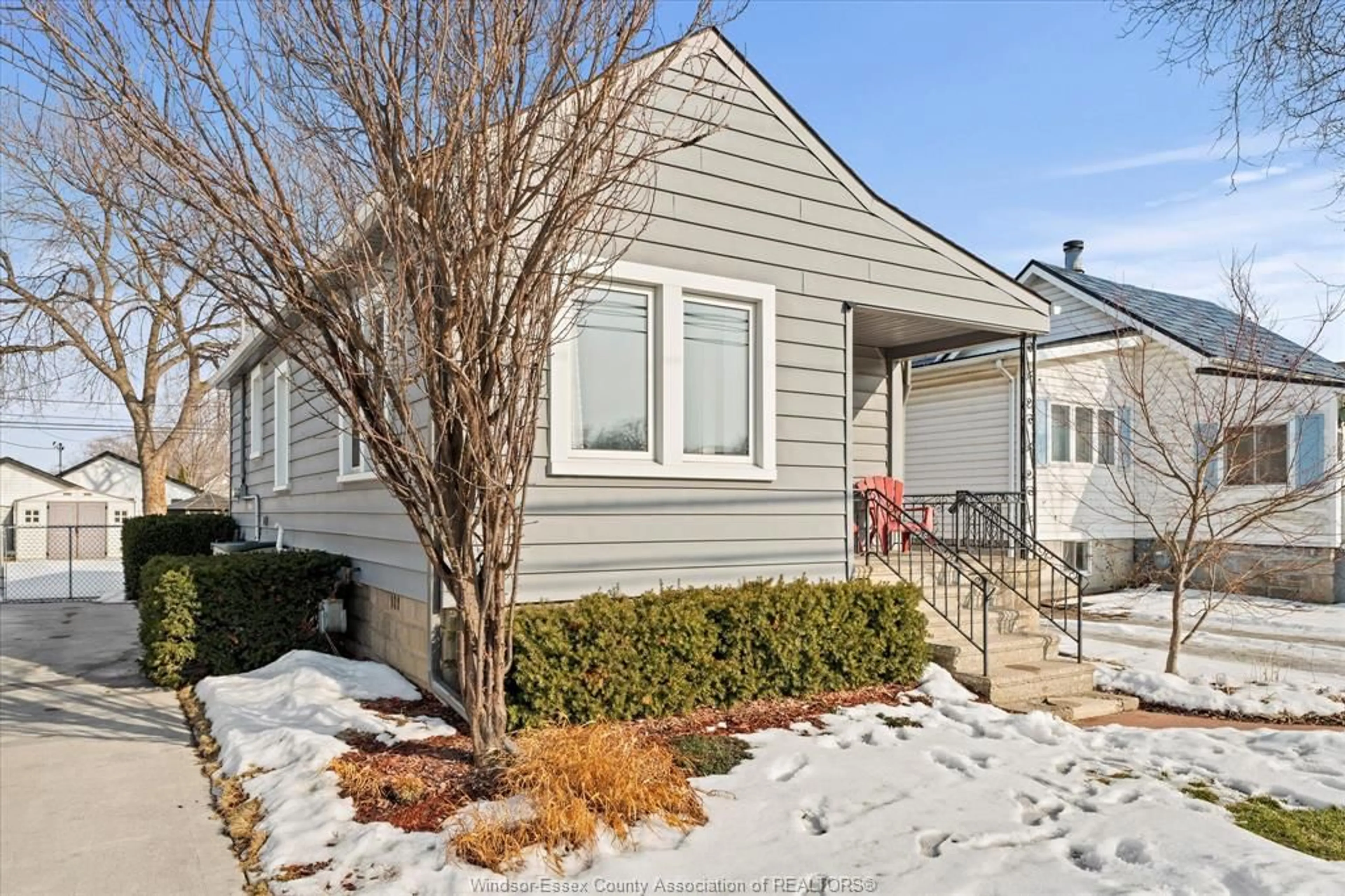 Home with vinyl exterior material, street for 376 LAUZON, Windsor Ontario N8S 3L9