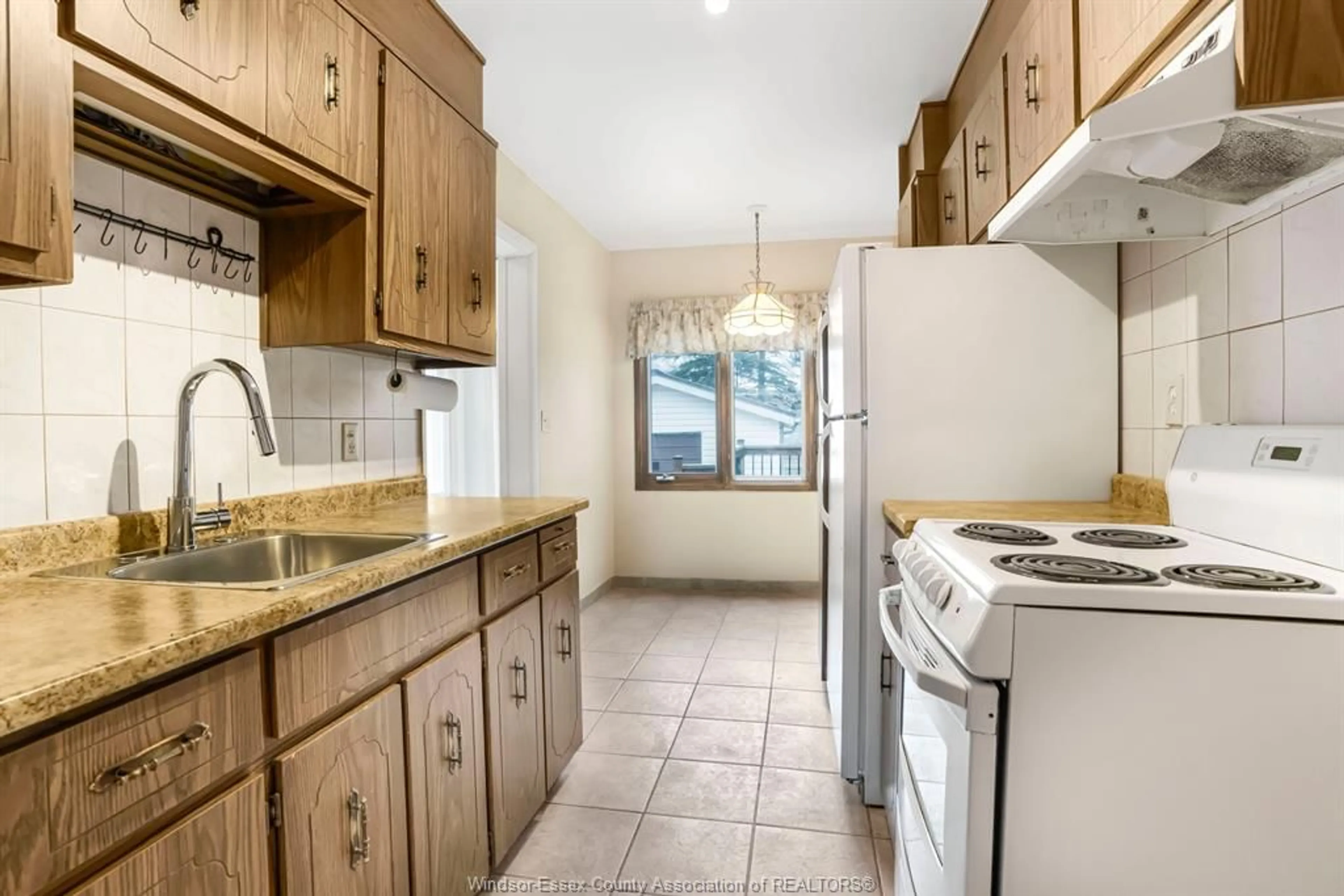 Standard kitchen, ceramic/tile floor for 64 WILTSHIRE Dr, Chatham Ontario N7L 2N5