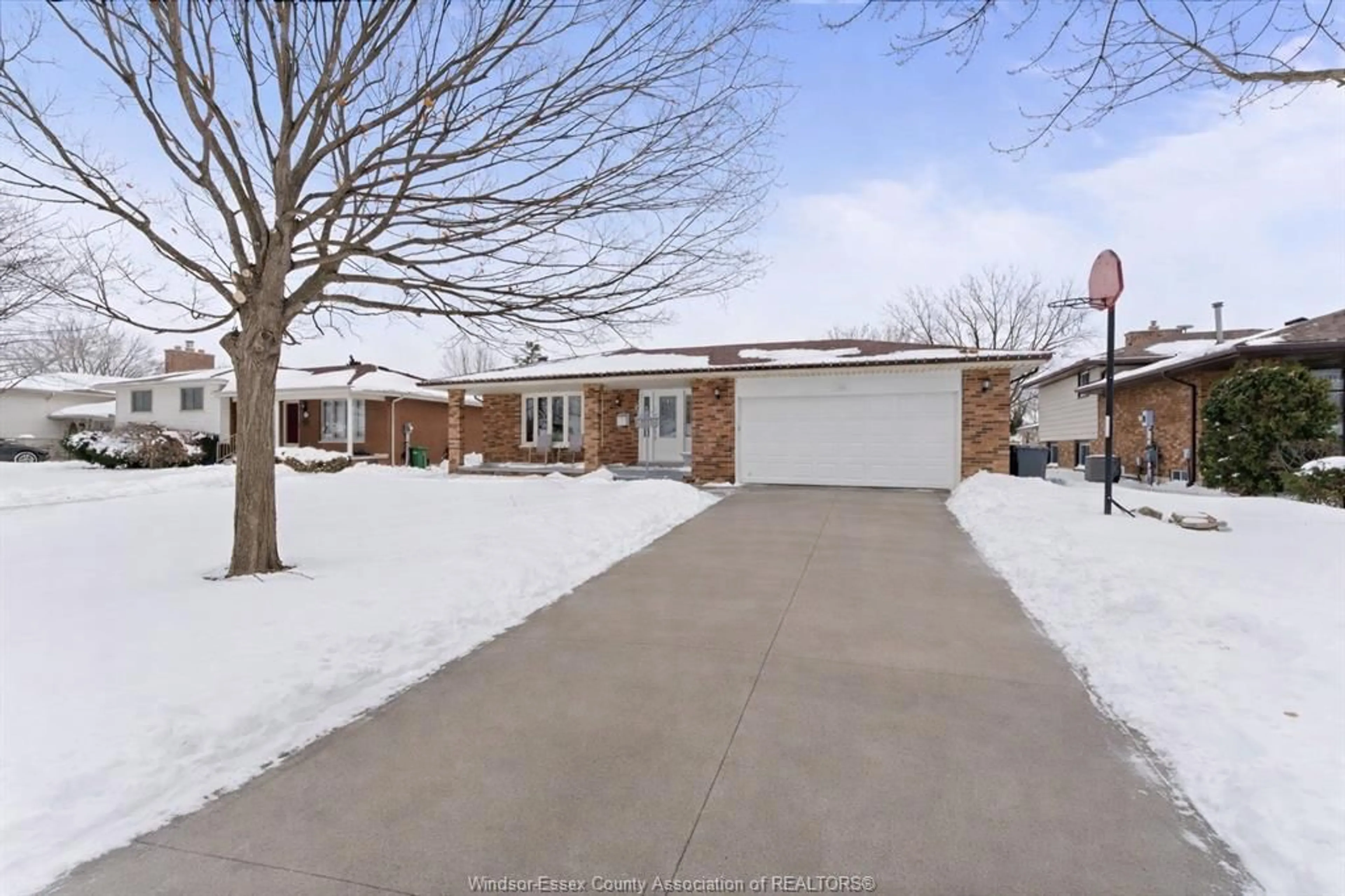 A pic from outside/outdoor area/front of a property/back of a property/a pic from drone, street for 386 WOODRIDGE, Tecumseh Ontario N8N 3A8