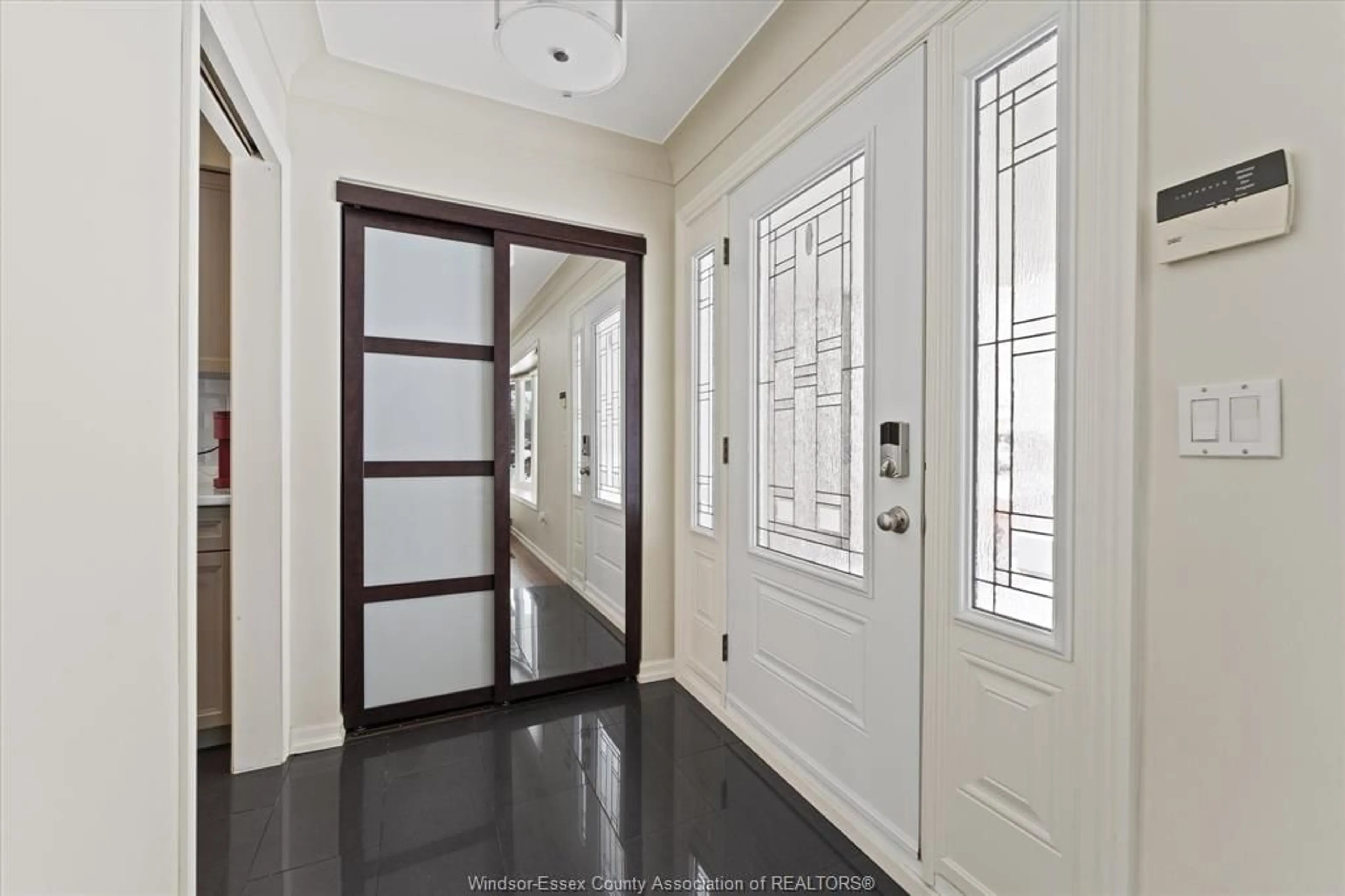 Indoor foyer for 386 WOODRIDGE, Tecumseh Ontario N8N 3A8