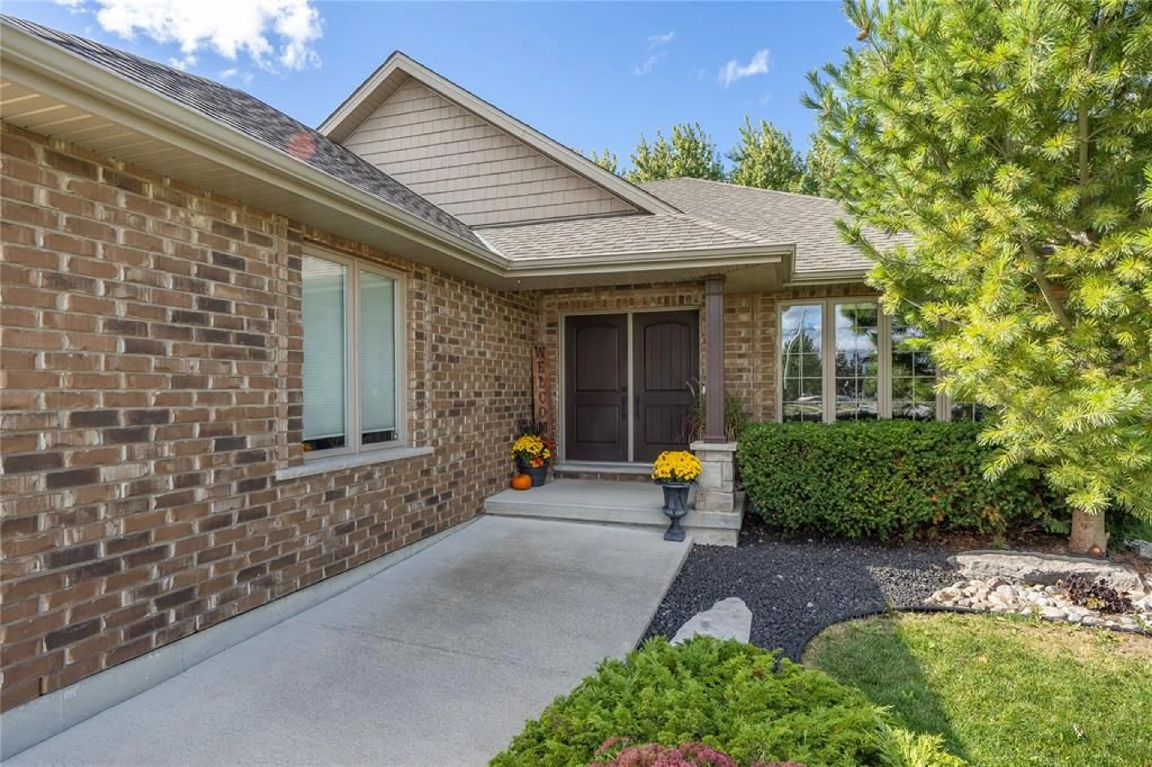 Home with brick exterior material, street for 841 MANHATTAN Dr, Sarnia Ontario N7S 0B4