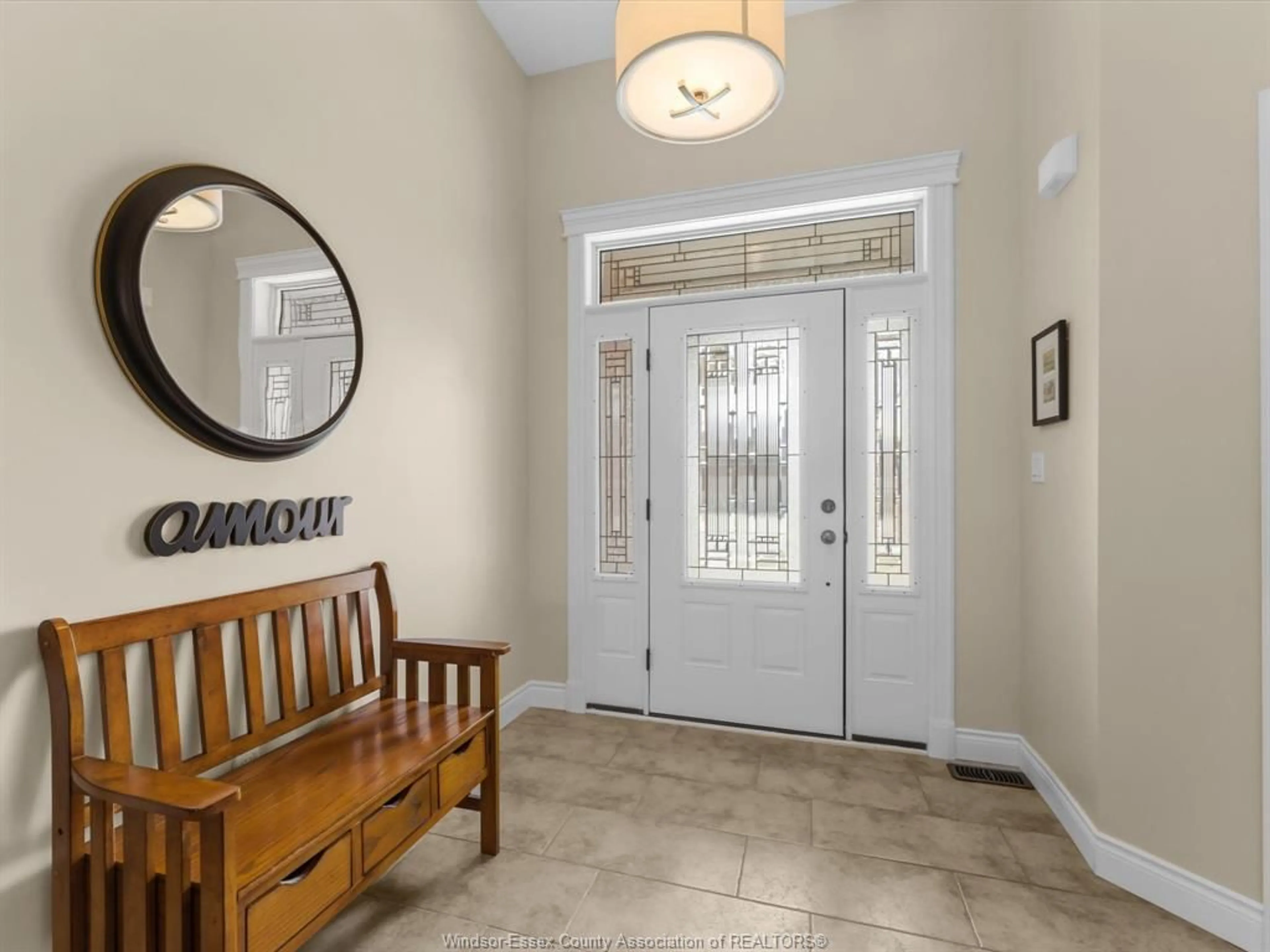 Indoor entryway for 2100 ANGELINA, LaSalle Ontario N9H 0A3