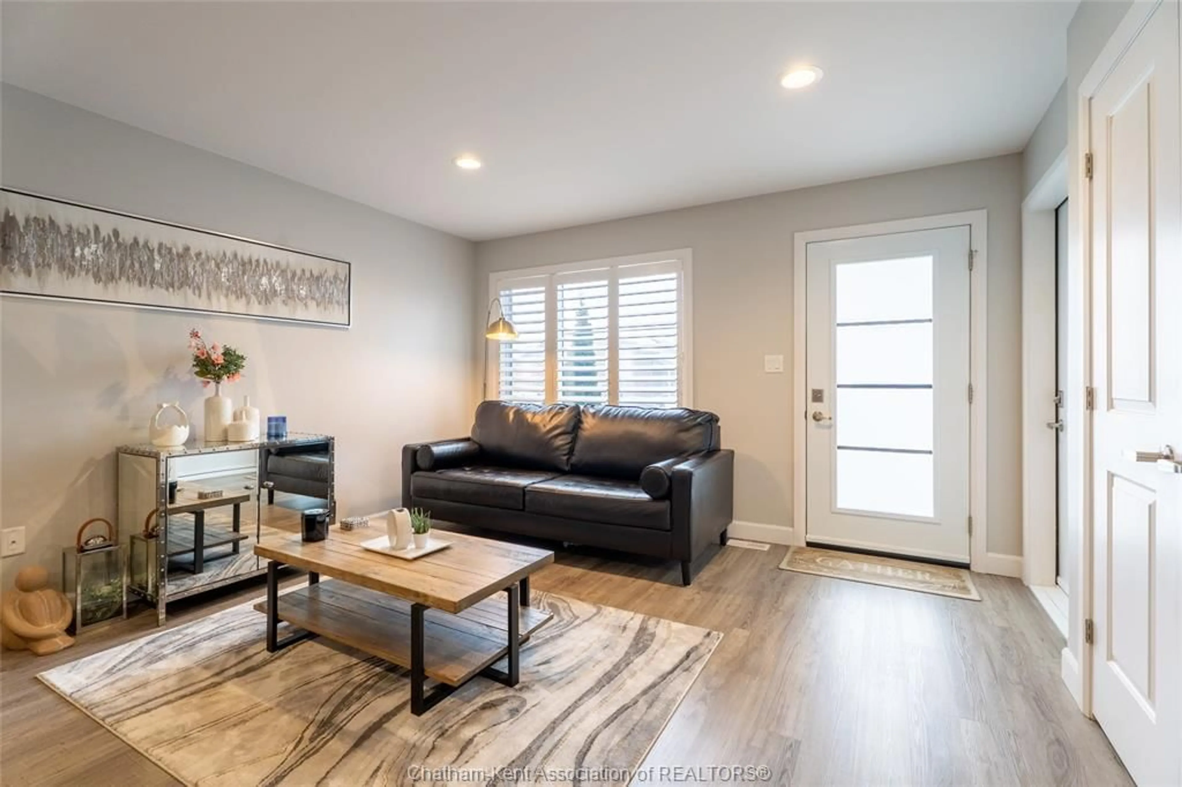 Living room with furniture, wood/laminate floor for 133 Moonstone Cres, Chatham Ontario N7M 0S2