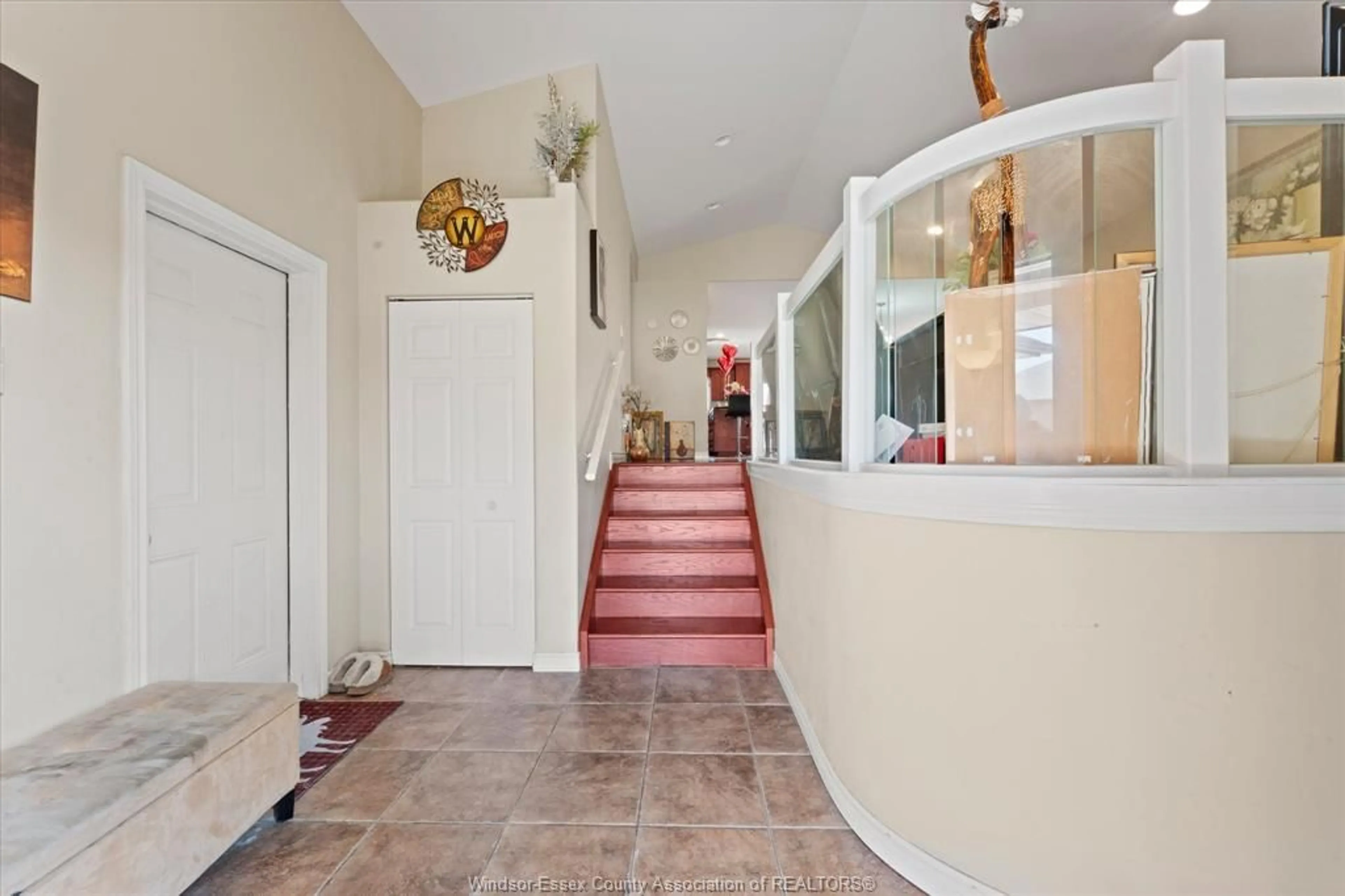 Indoor foyer for 2280 NORTHWAY Ave, Windsor Ontario N9B 3Y3