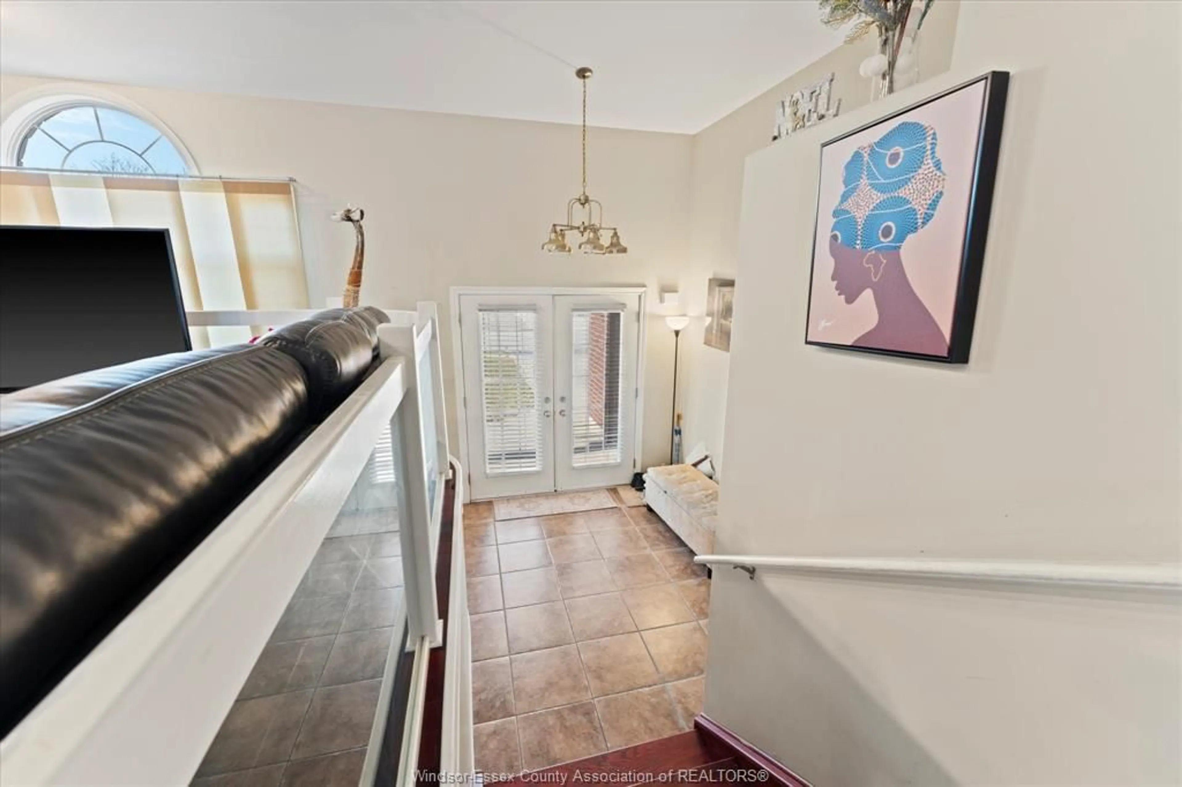 Indoor foyer for 2280 NORTHWAY Ave, Windsor Ontario N9B 3Y3