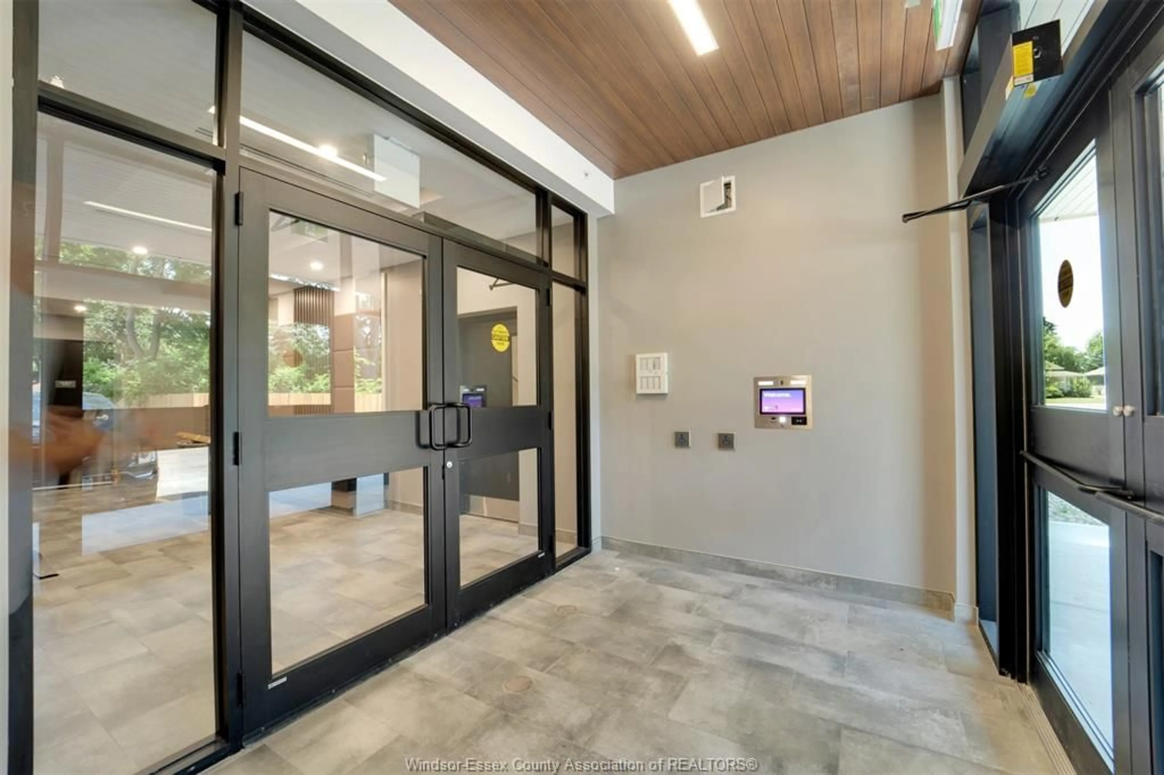 Indoor foyer for 140 Main St #304, Kingsville Ontario N9Y 1A6