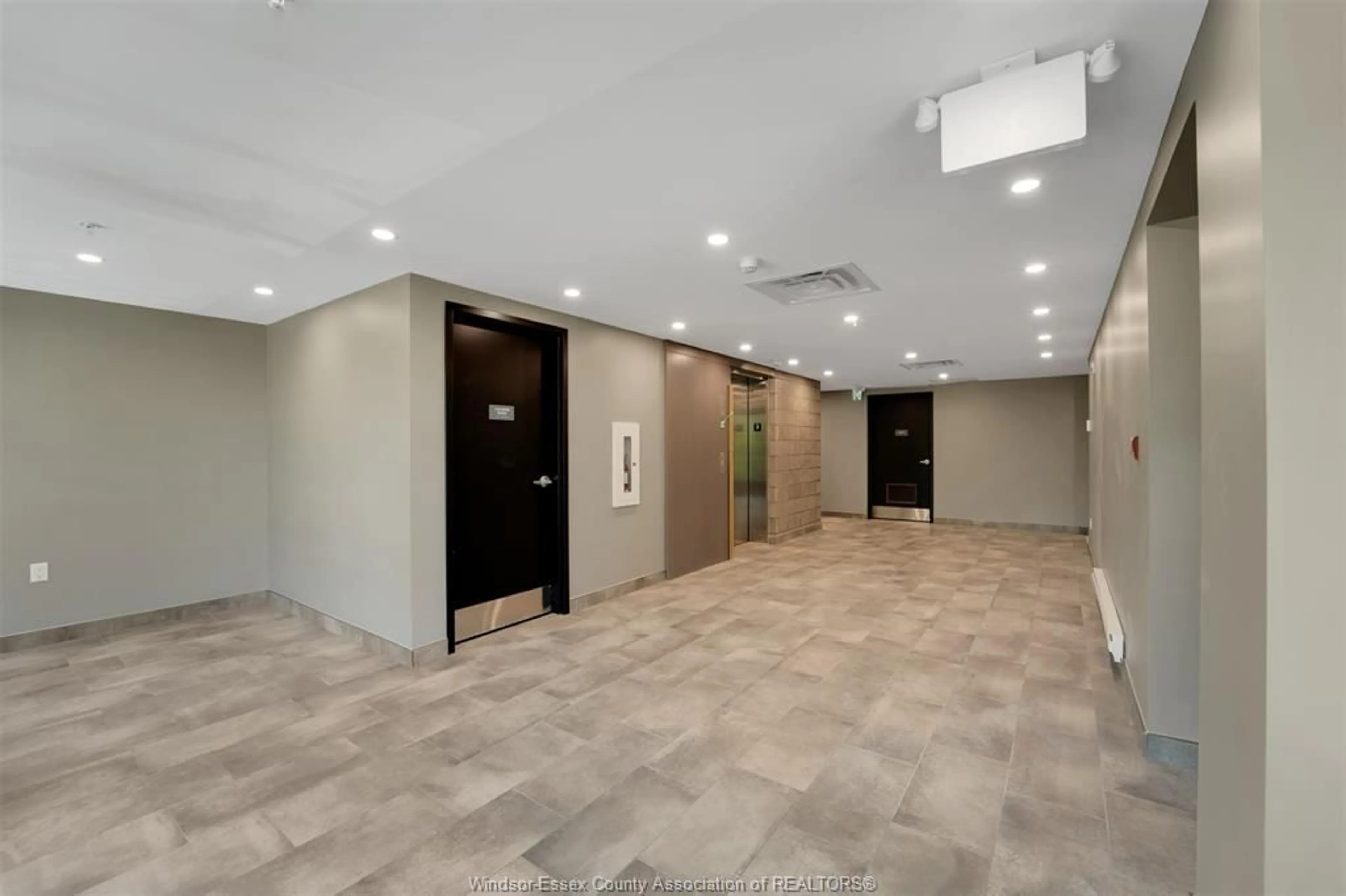 Indoor foyer for 140 Main St #304, Kingsville Ontario N9Y 1A6