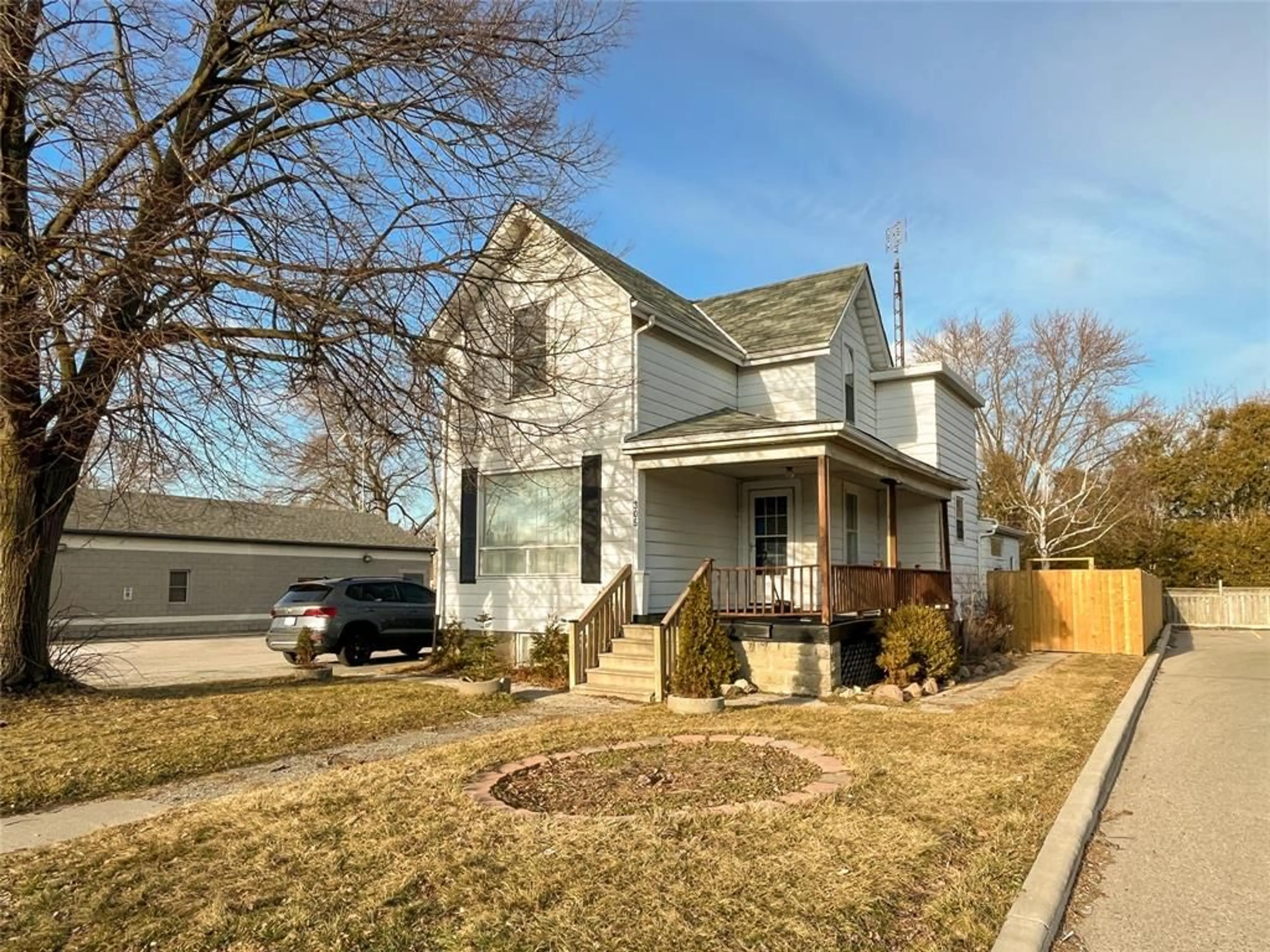 A pic from outside/outdoor area/front of a property/back of a property/a pic from drone, street for 305 ST CLAIR St, Chatham Ontario N7L 3J8