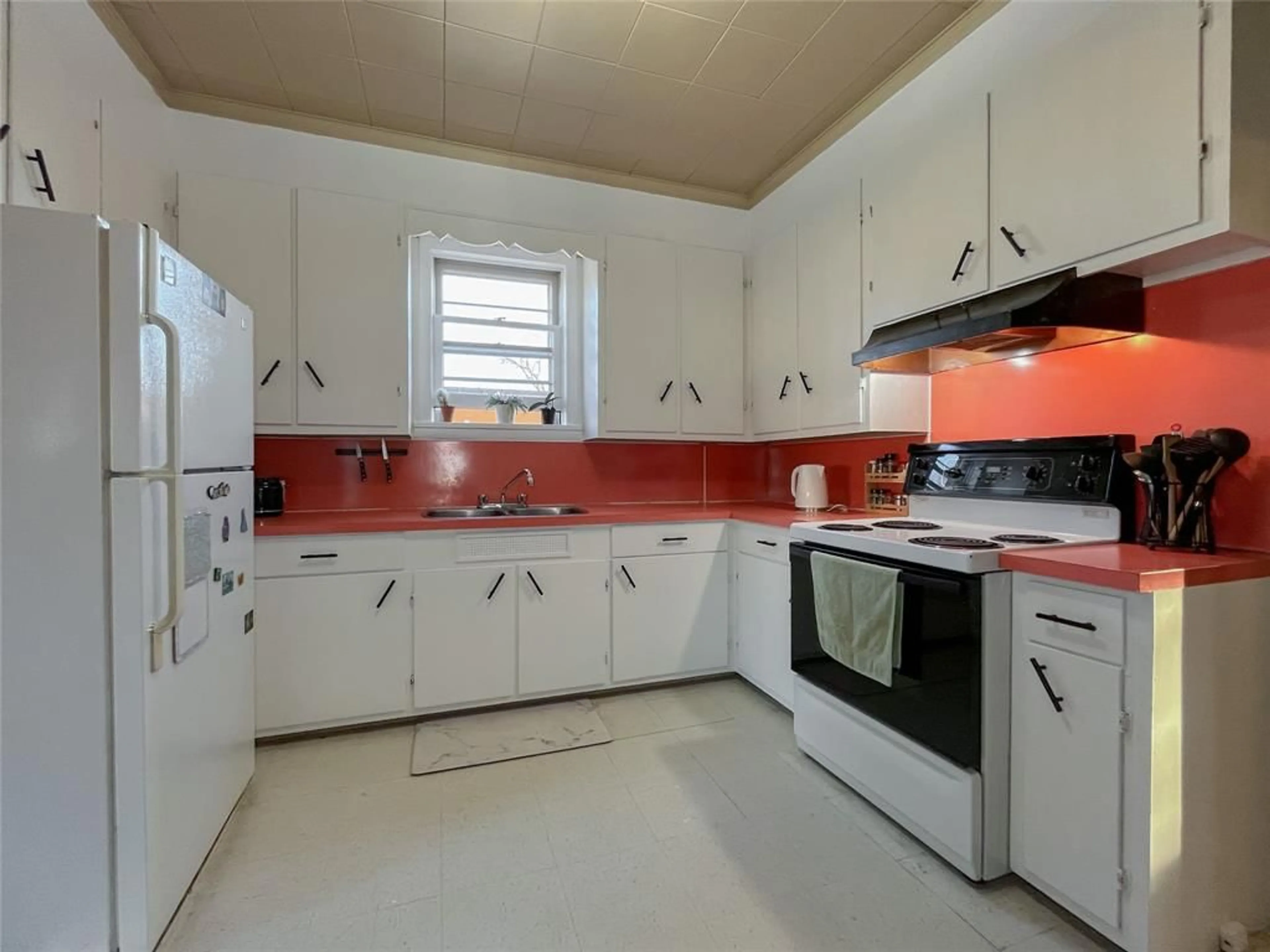 Standard kitchen, unknown for 305 ST CLAIR St, Chatham Ontario N7L 3J8