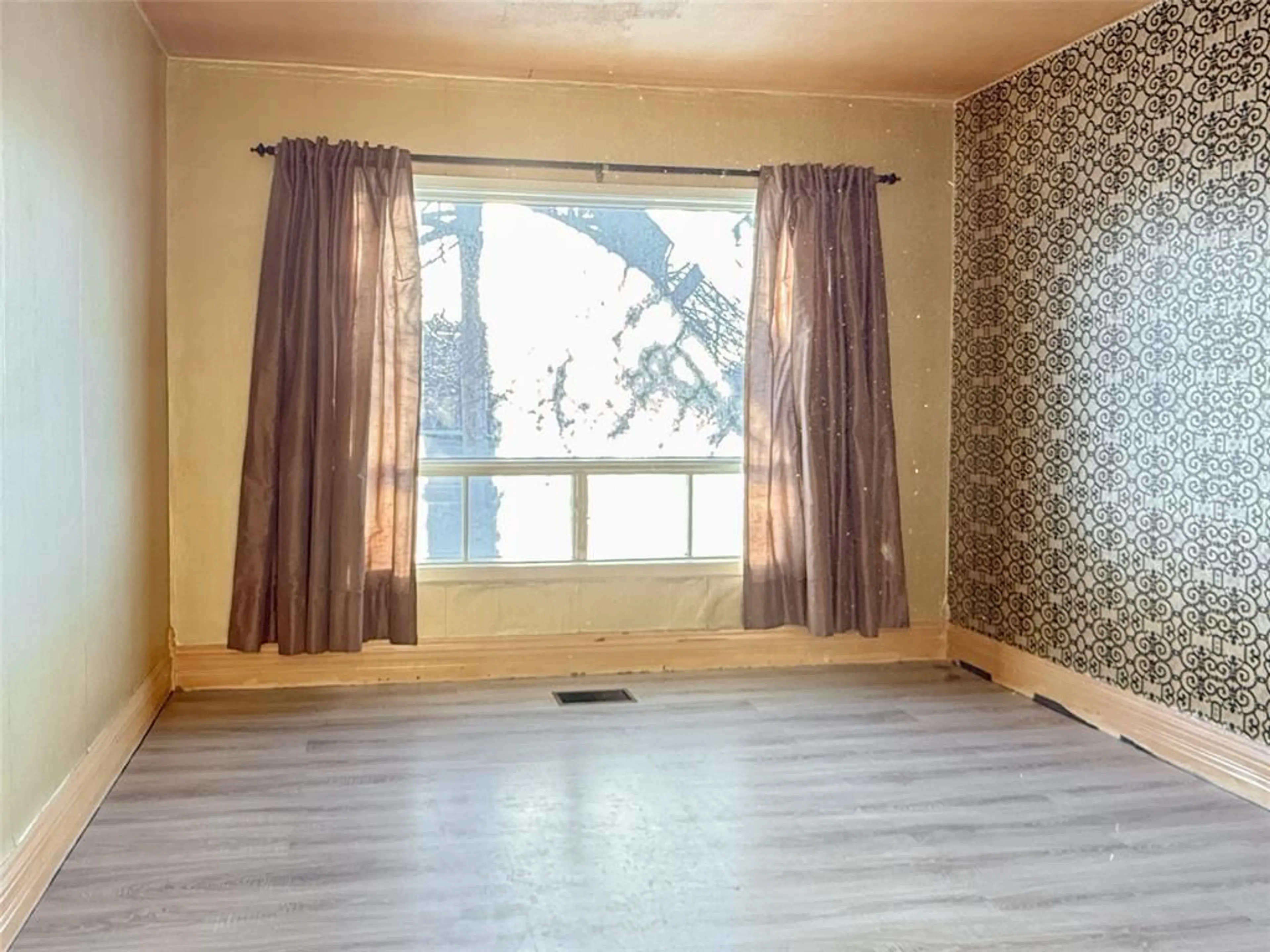 A pic of a room for 305 ST CLAIR St, Chatham Ontario N7L 3J8