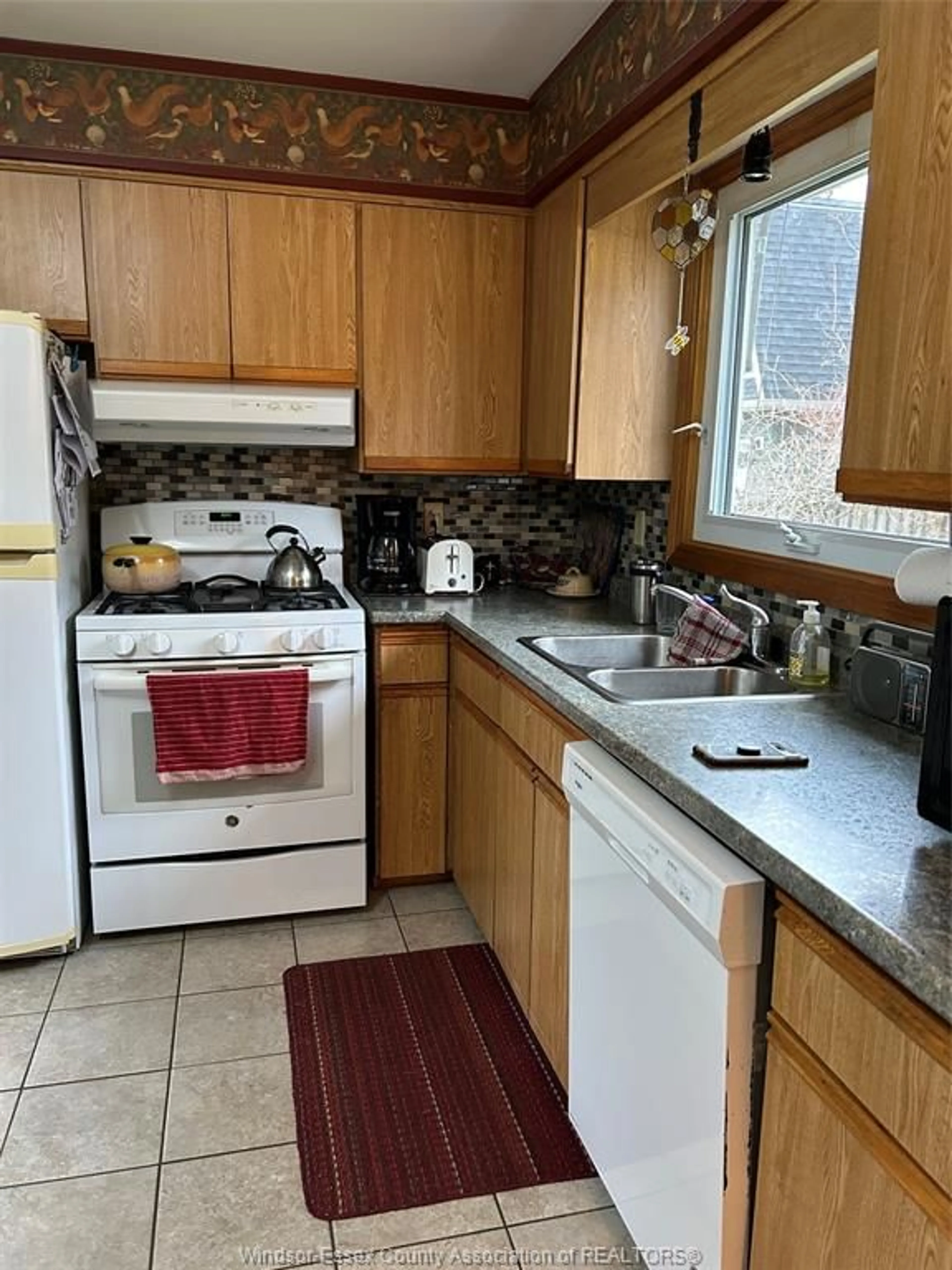 Standard kitchen, unknown for 45 ARTHUR St, Harrow Ontario N0R 1G0