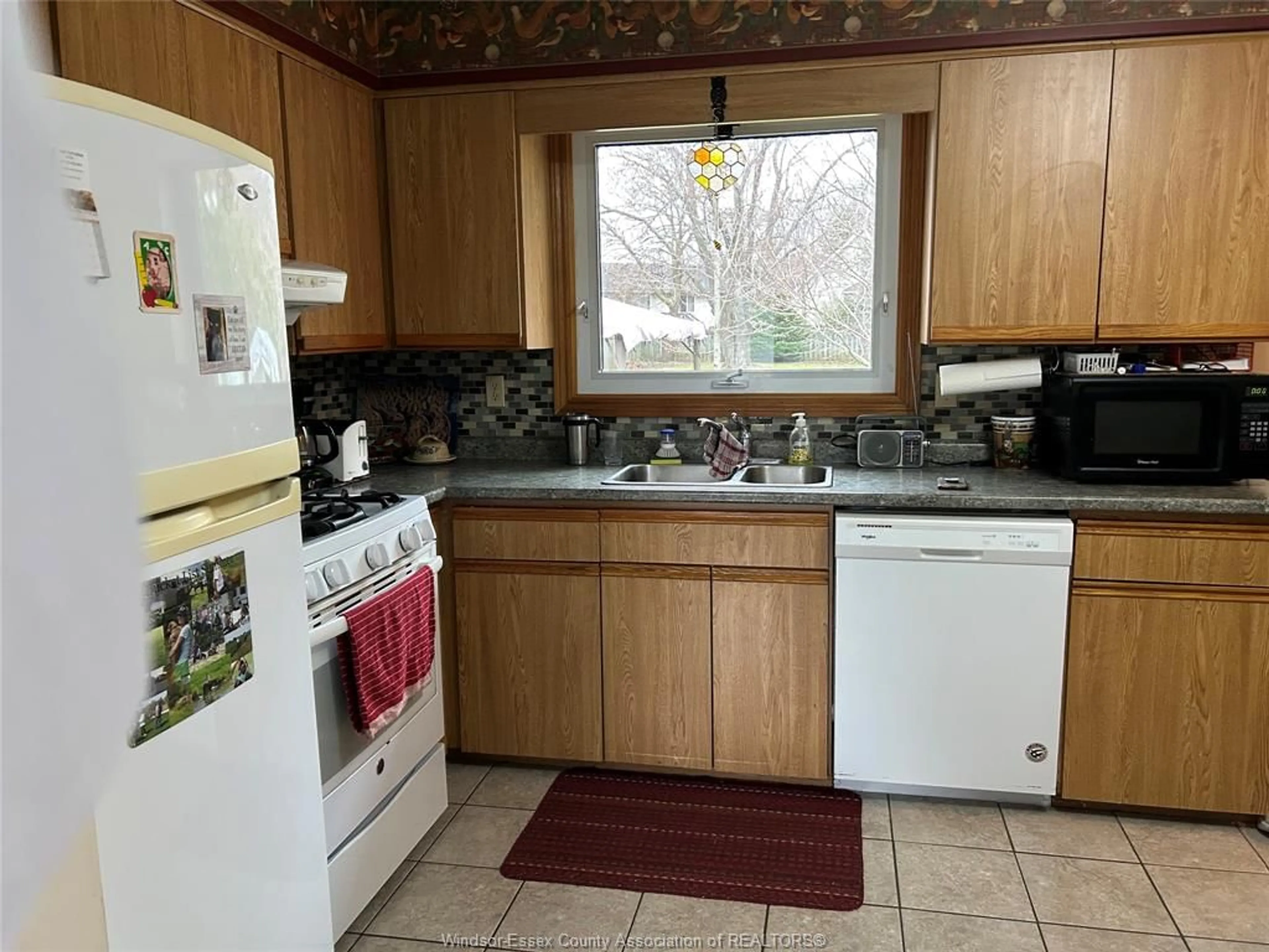 Standard kitchen, unknown for 45 ARTHUR St, Harrow Ontario N0R 1G0