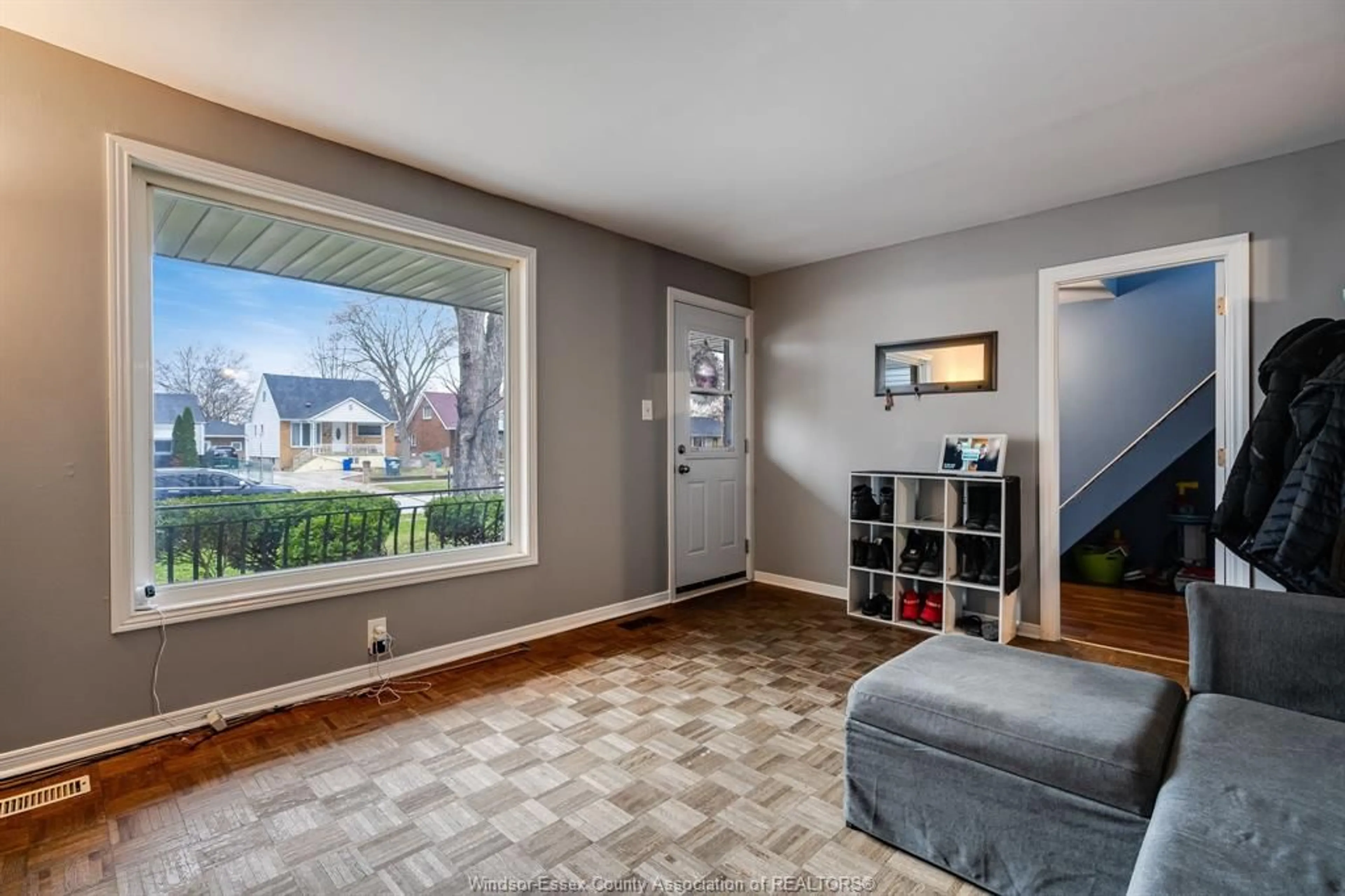 Indoor entryway for 2332 PARENT Ave, Windsor Ontario N8W 2E5