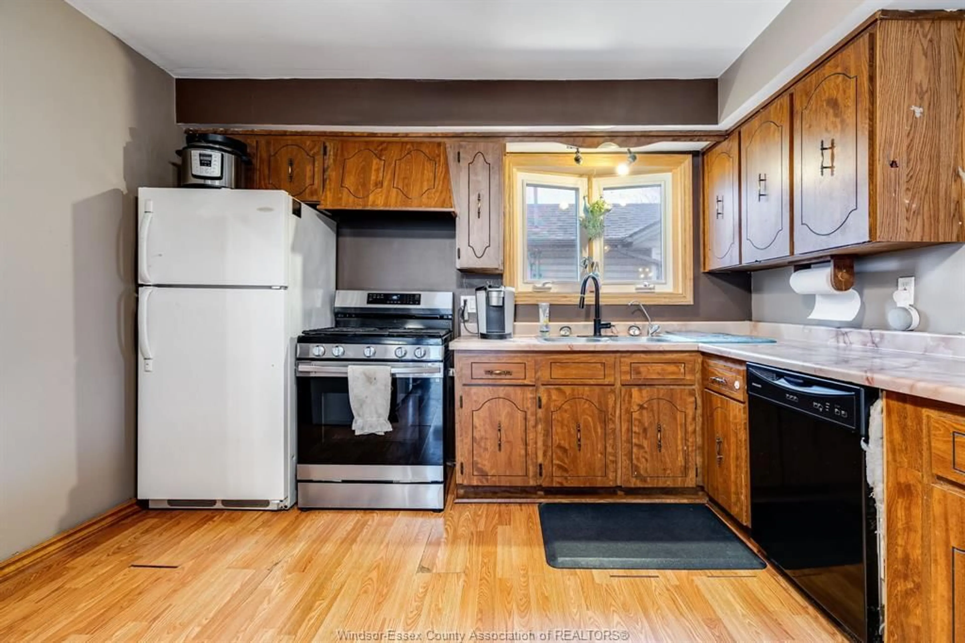 Standard kitchen, unknown for 2332 PARENT Ave, Windsor Ontario N8W 2E5