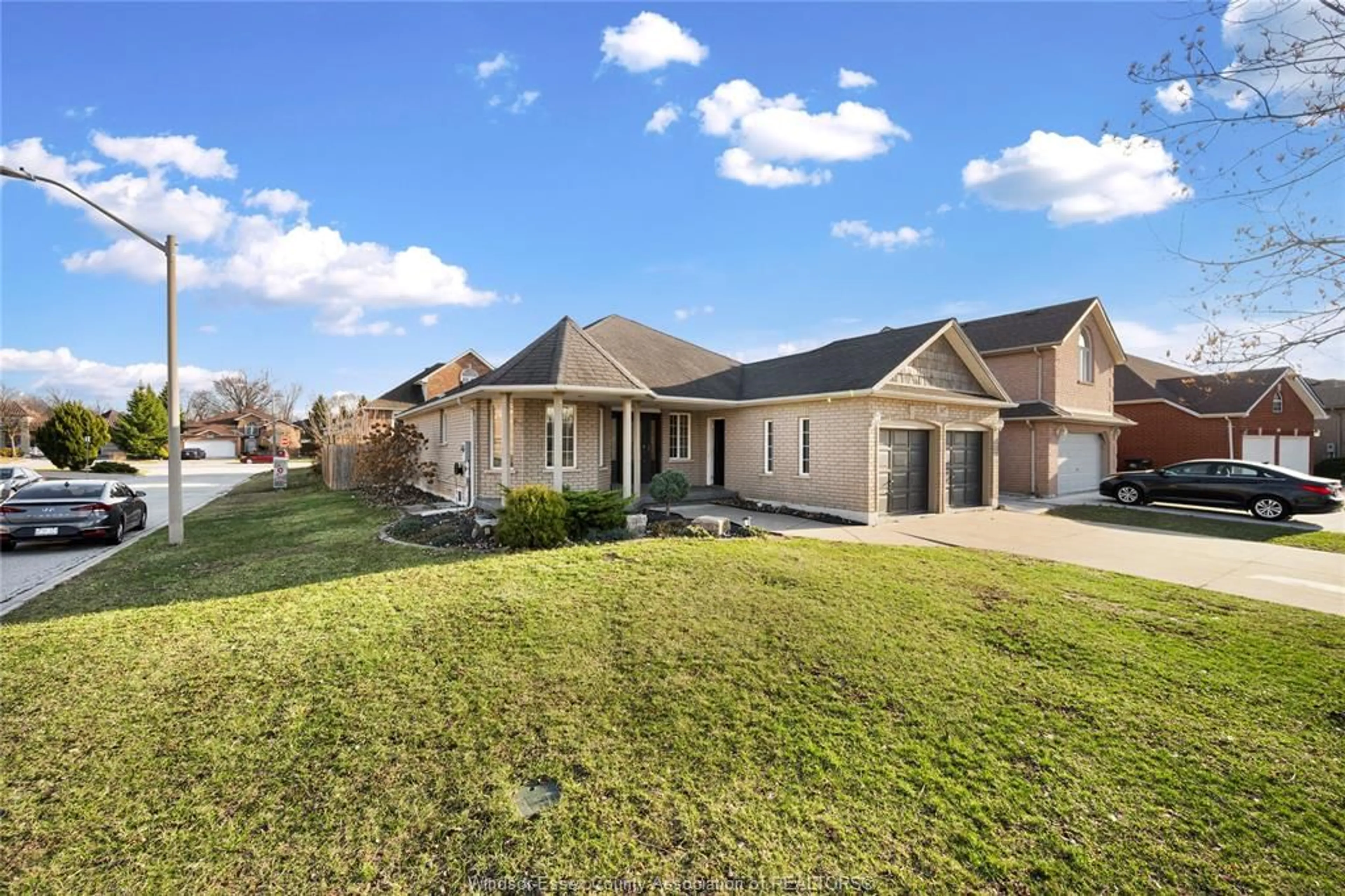 A pic from outside/outdoor area/front of a property/back of a property/a pic from drone, street for 597 COMPTON, Windsor Ontario N9E 4P7