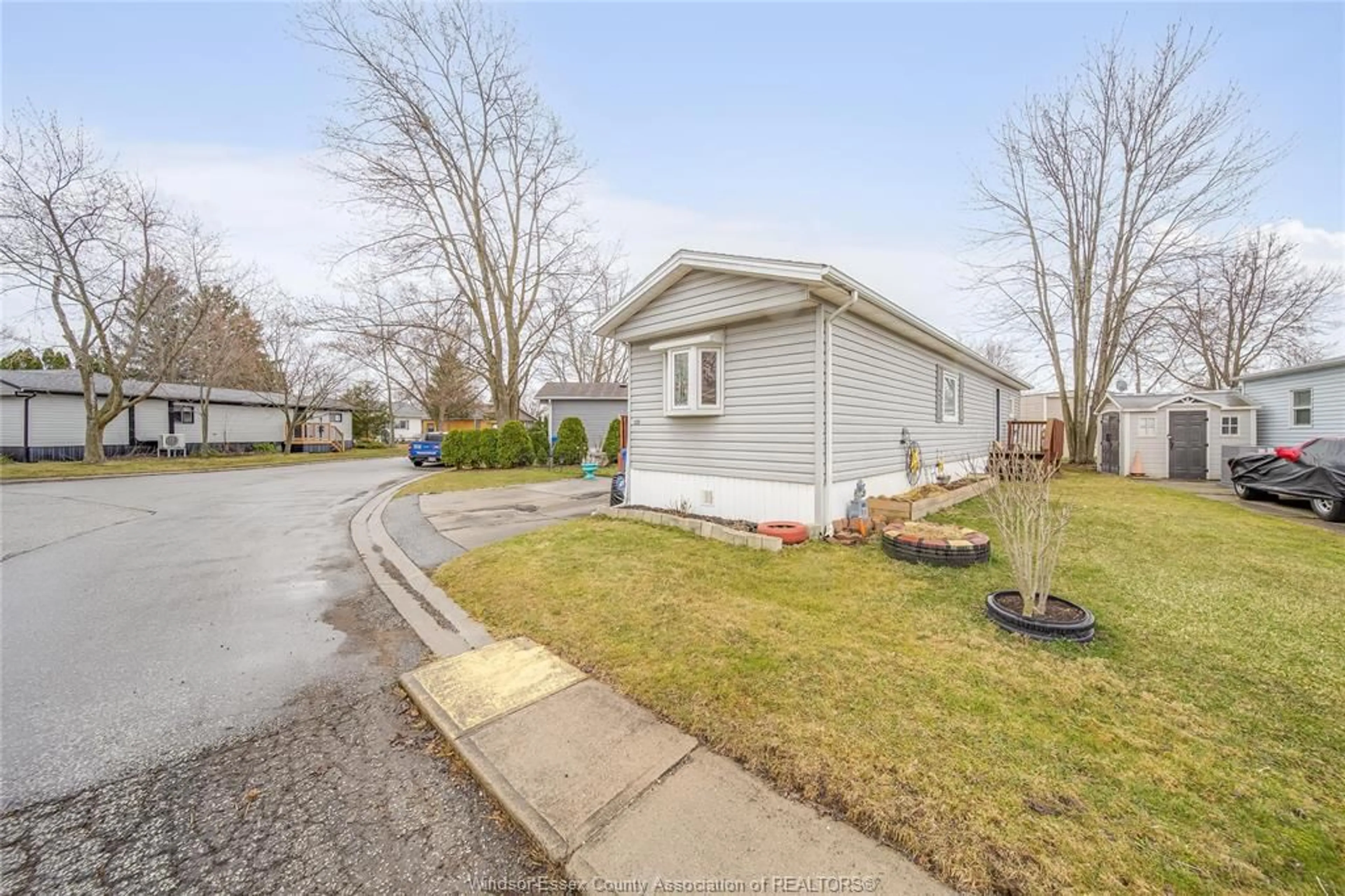 A pic from outside/outdoor area/front of a property/back of a property/a pic from drone, street for 137 DANA Dr, Essex Ontario N8K 2A3