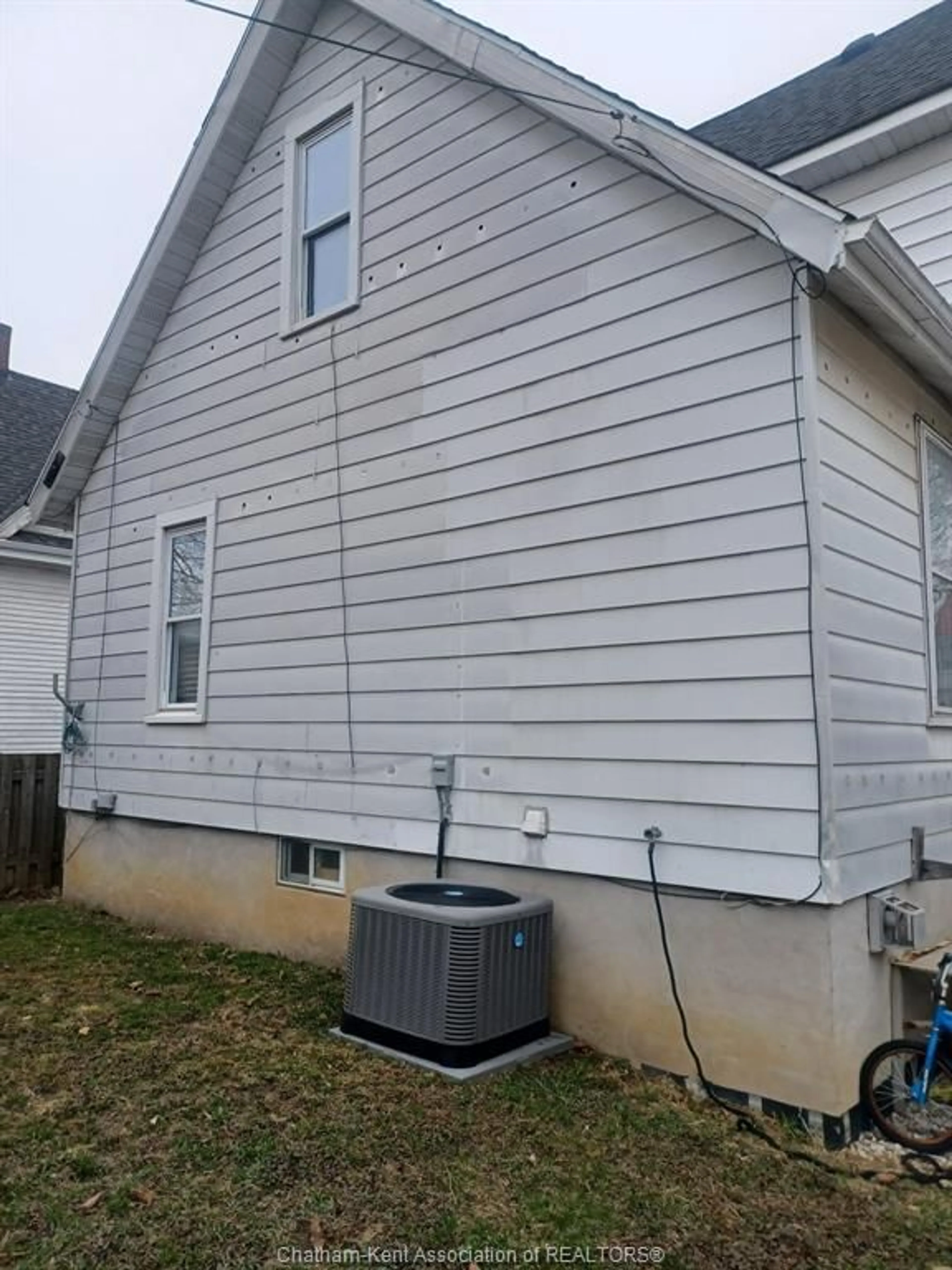 Home with vinyl exterior material, building for 278 Queen St, Chatham Ontario N7M 2H4