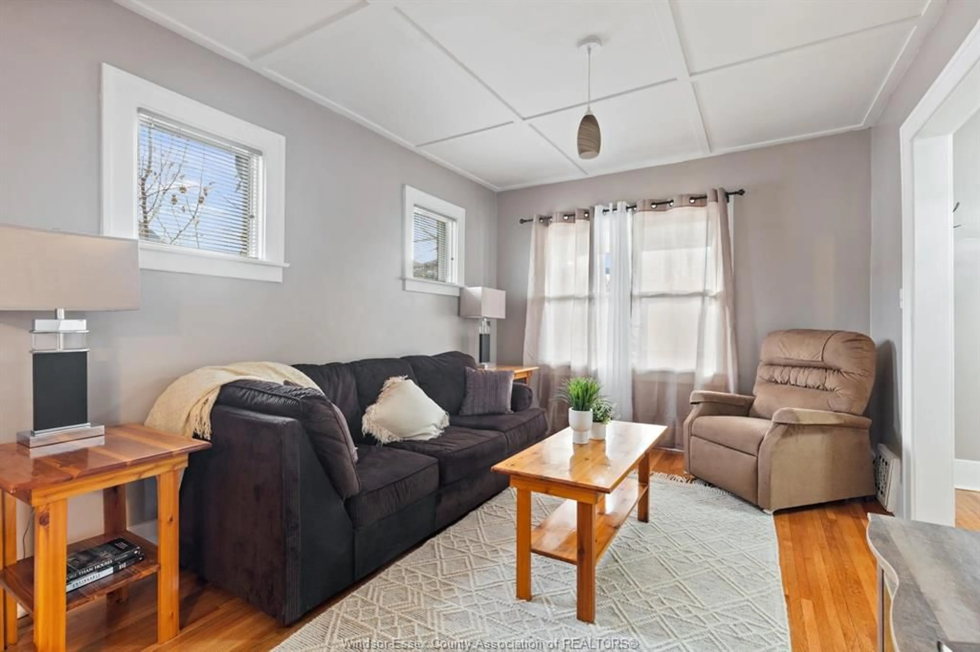 Living room with furniture, wood/laminate floor for 936 ARTHUR, Windsor Ontario N8Y 3Y3