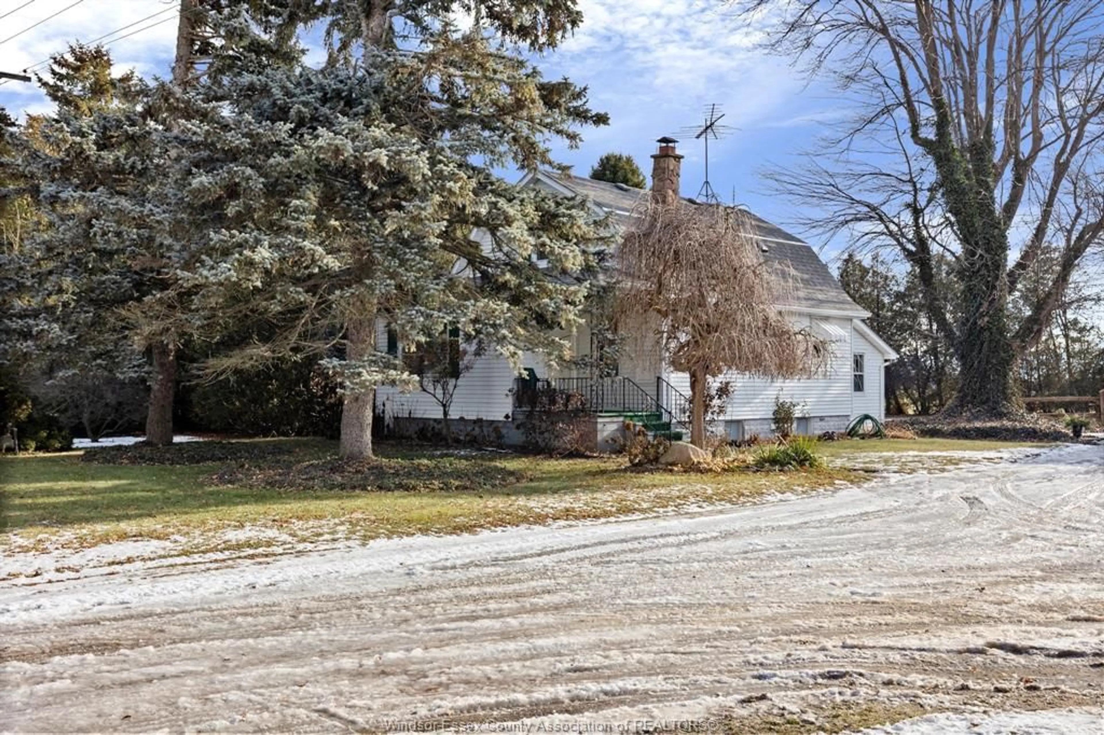 A pic from outside/outdoor area/front of a property/back of a property/a pic from drone, street for 424 County Rd 14, Kingsville Ontario N0R 1B0