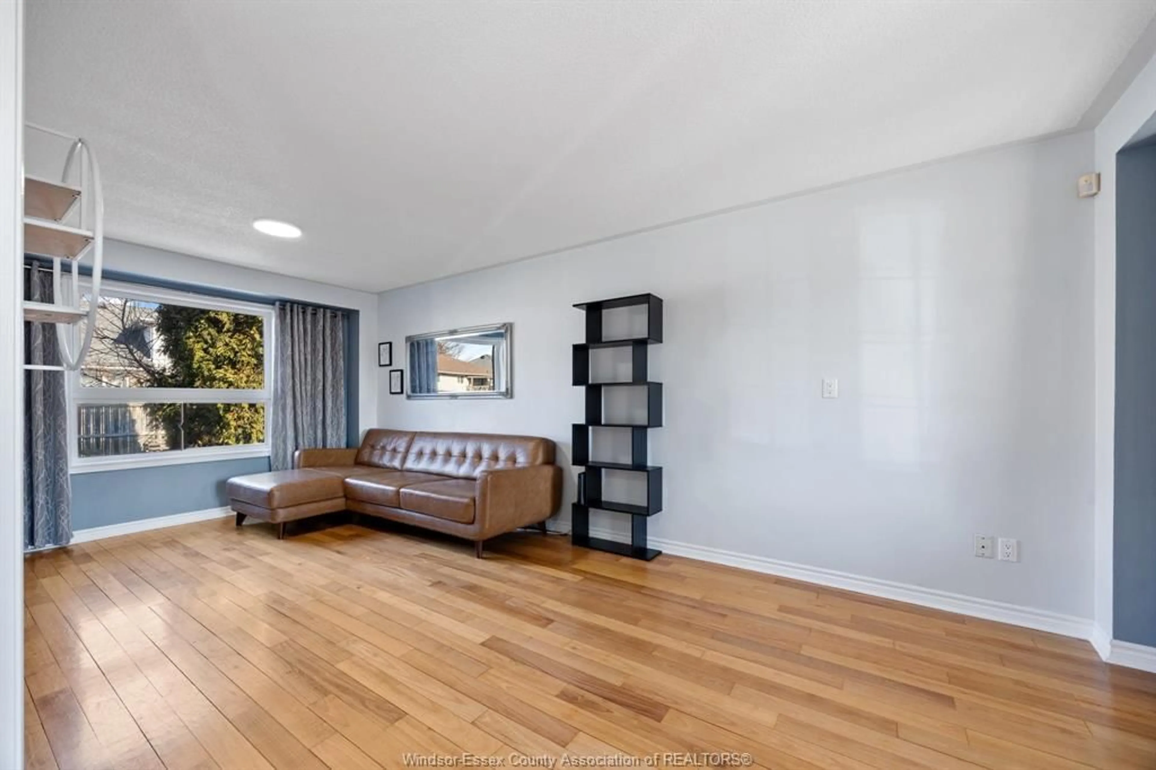 Living room with furniture, wood/laminate floor for 182 EVELEIGH, Windsor Ontario N9E 4M3