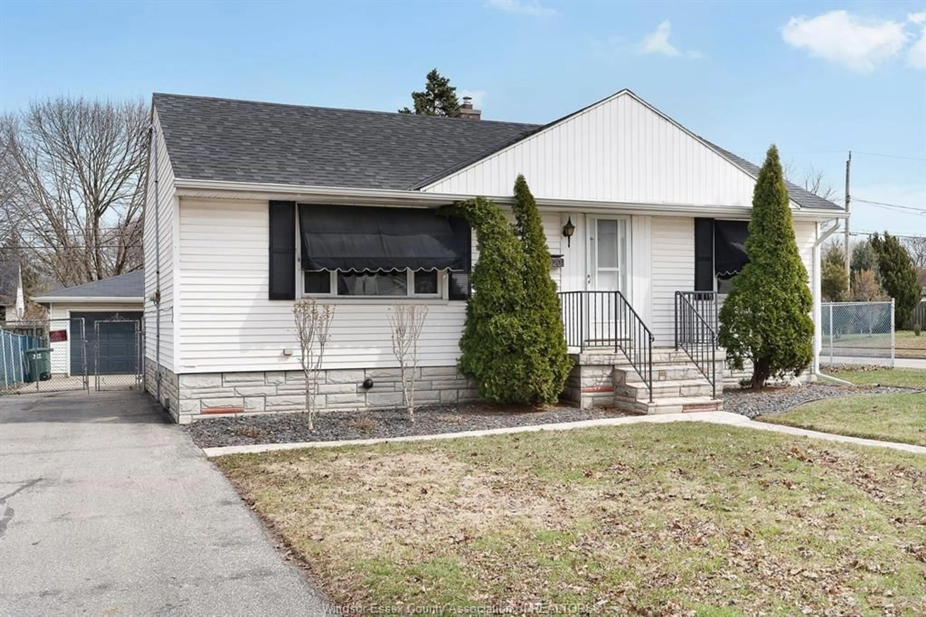 Home with vinyl exterior material, street for 1020 ASKIN Ave, Windsor Ontario N9B 2X7