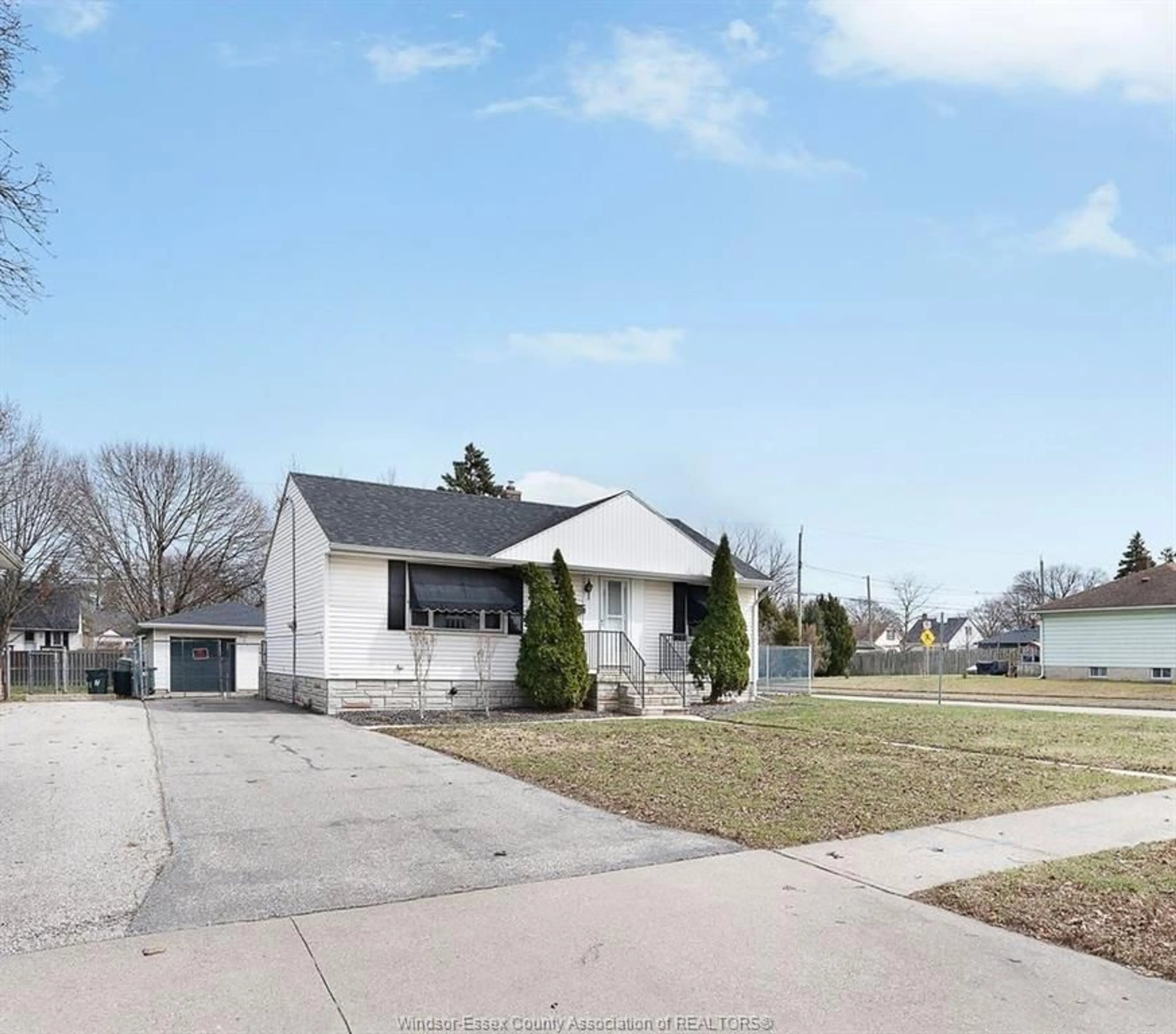 Home with vinyl exterior material, street for 1020 ASKIN Ave, Windsor Ontario N9B 2X7