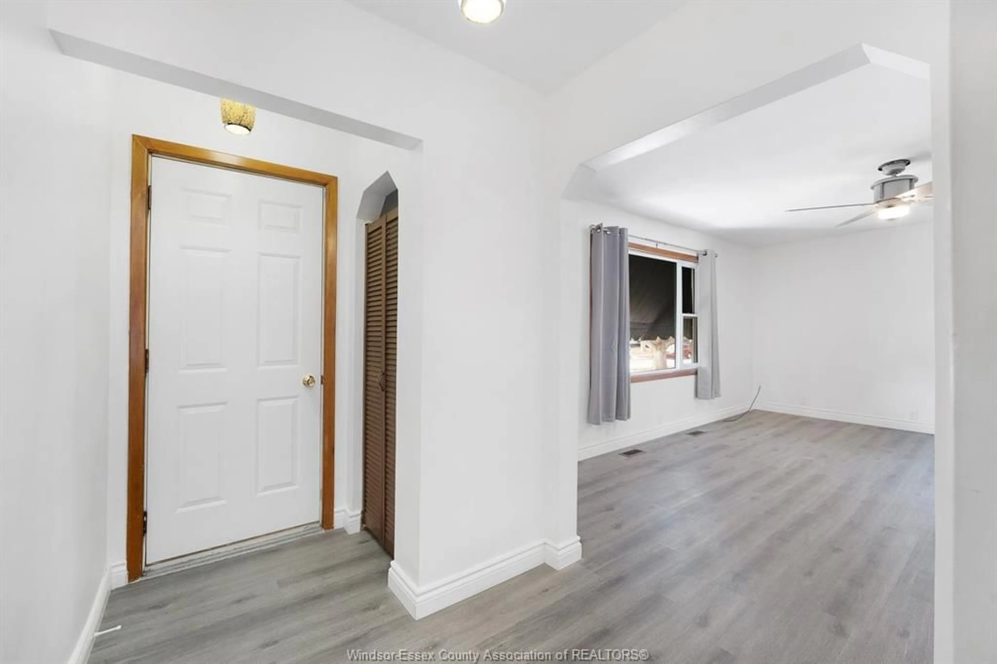 Indoor entryway for 1020 ASKIN Ave, Windsor Ontario N9B 2X7